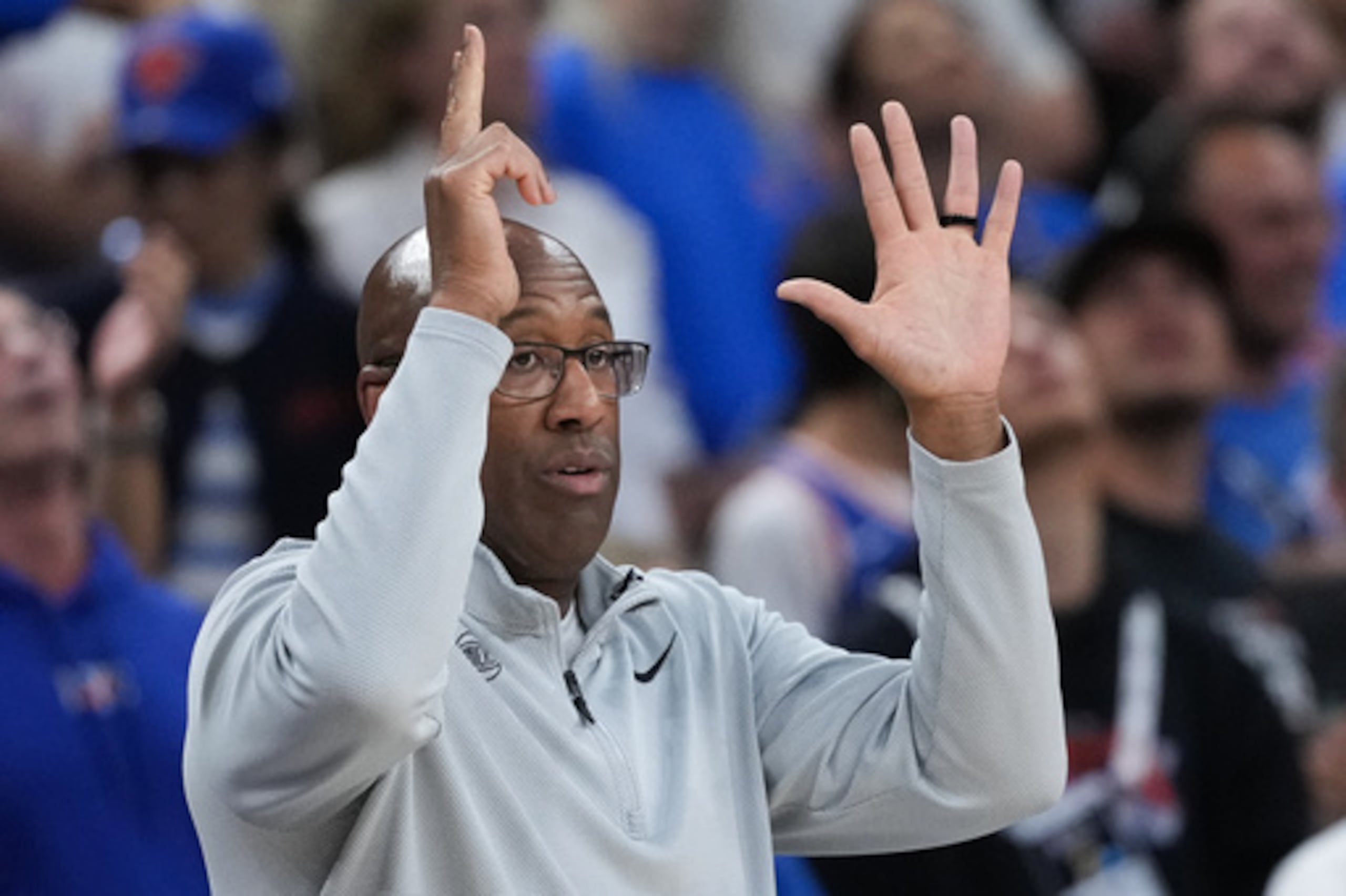 El entrenador de los Knicks de Nueva York, Mike Brown, realiza una llamada durante la primera mitad del segundo partido de la serie final de baloncesto de la NBA contra los Spurs de San Antonio en el partido del viernes. (AP Photo/Eric Gay)