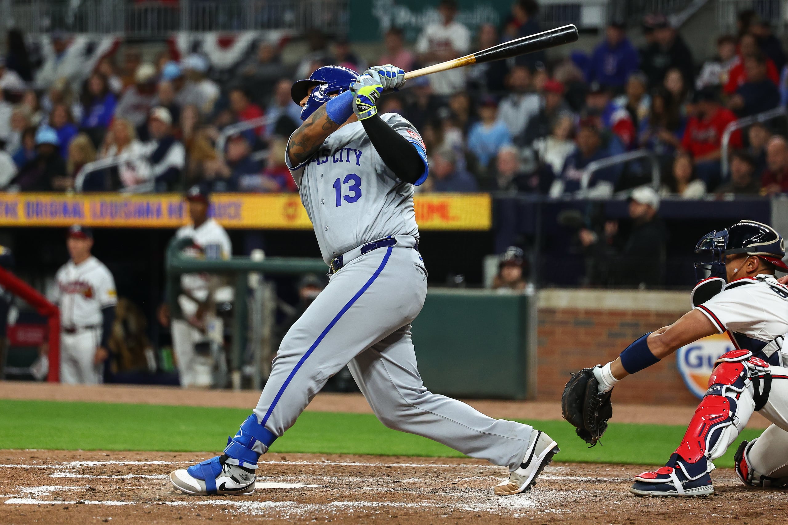 El venezolano Salvador Pérez de los Royals de Kansas City batea un jonrón solitario en la séptima entrada ante los Braves de Atlanta el sábado 28 de marzo del 2026. (AP Foto/Colin Hubbard)