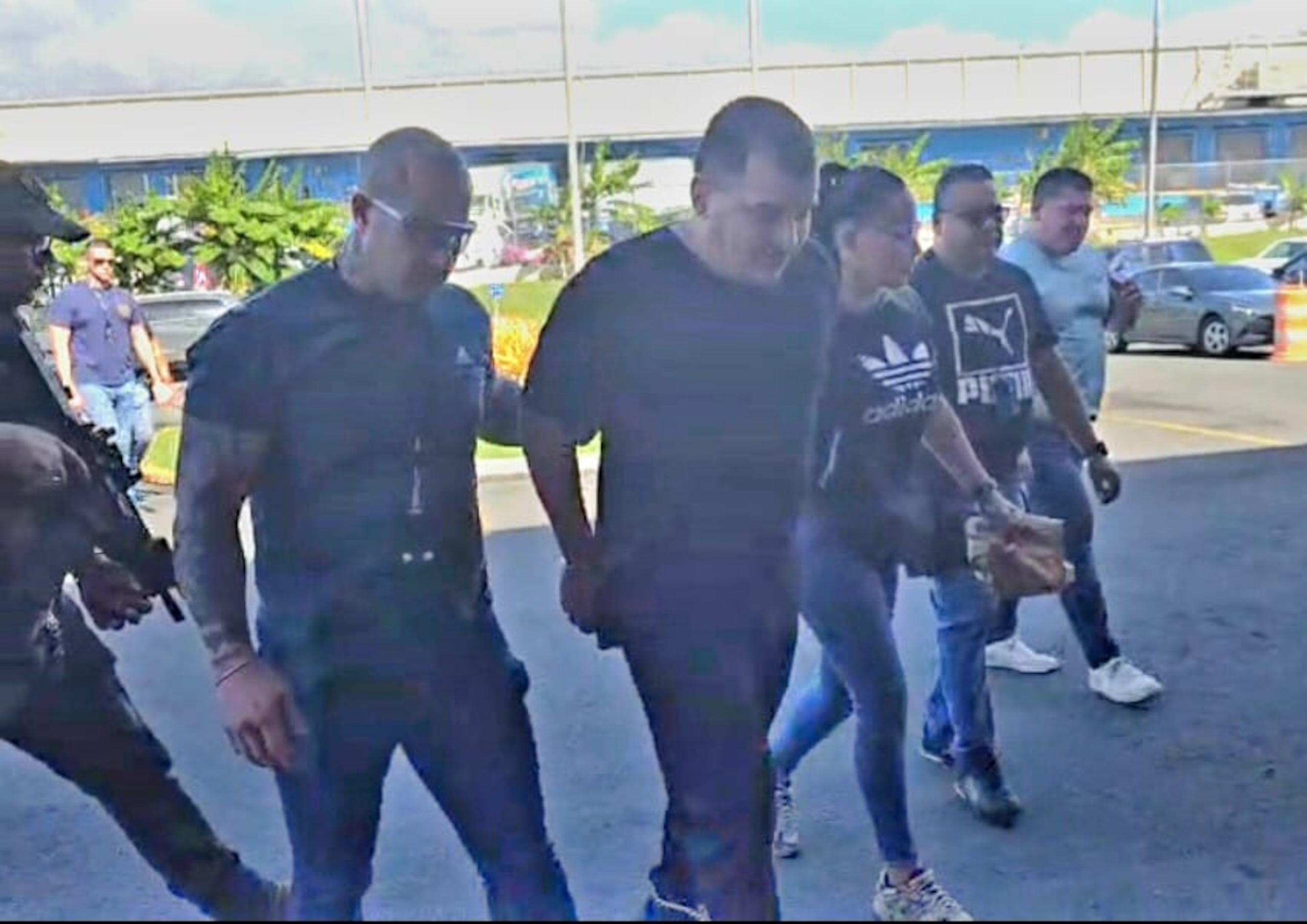 Marc Anthony Gascot Ramos, fugitivo capturado en Vega Baja, contra quien pesaba una orden de arresto por un asesinato ocurrido en Arecibo en el 2021.