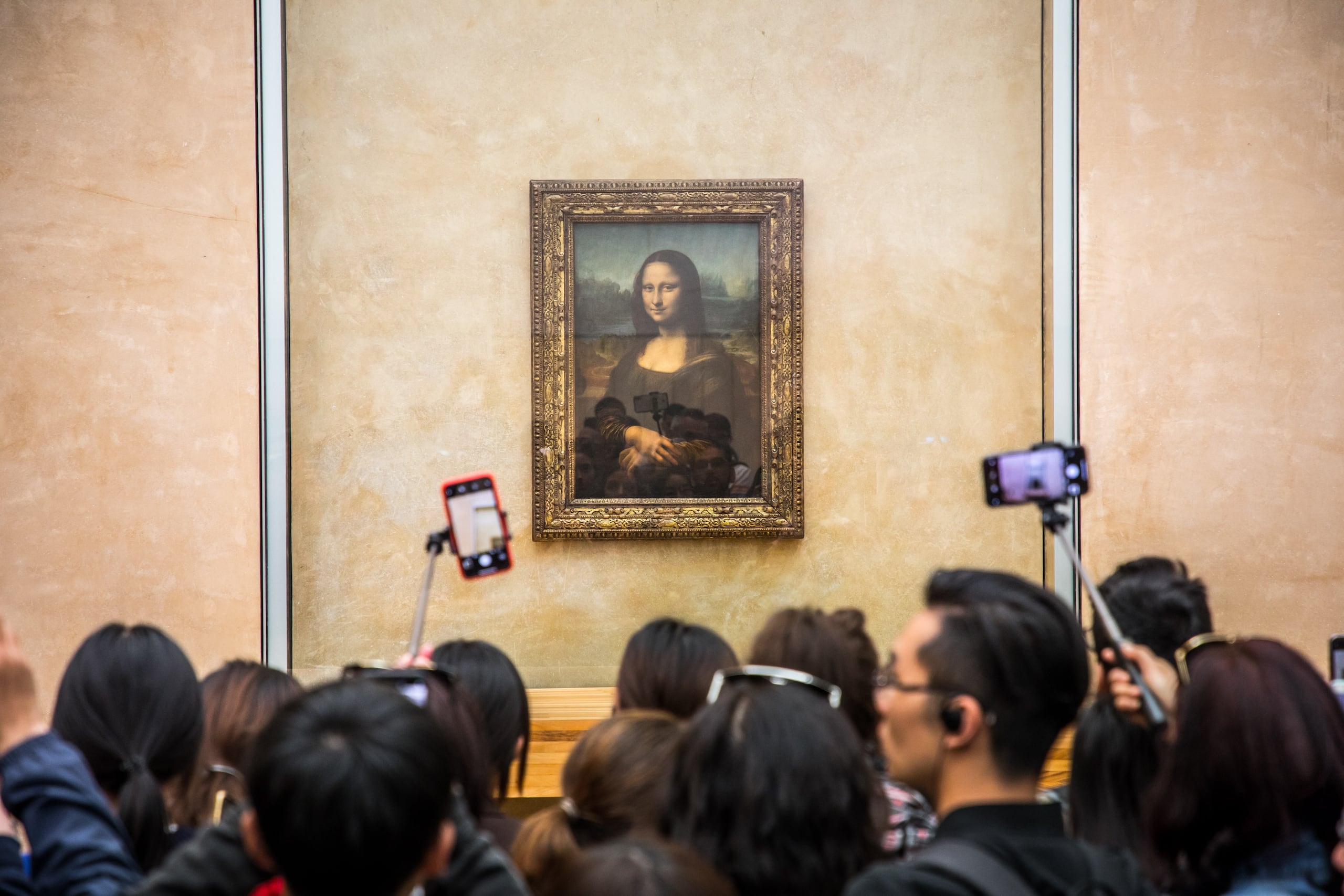 Foto de archivo de visitantes ante el cuadro La Gioconda, de Leonardo da Vinci, en el Museo del Louvre en París. EPA/CHRISTOPHE PETIT TESSON