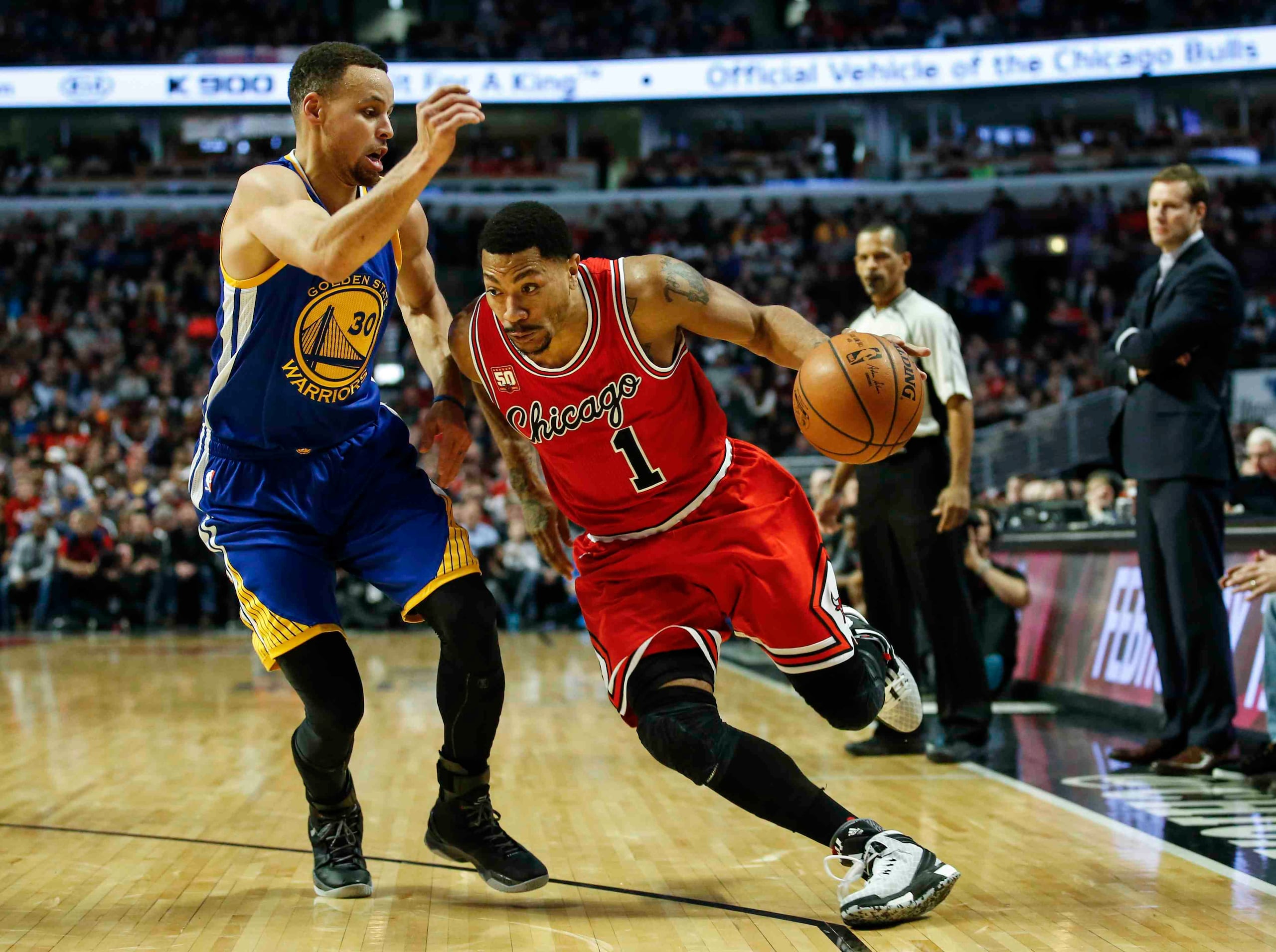 El jugador de Bulls, Derrick Rose, (a la derecha) intenta un lanzamiento contra Stephen Curry de los Warriors. (EFE)