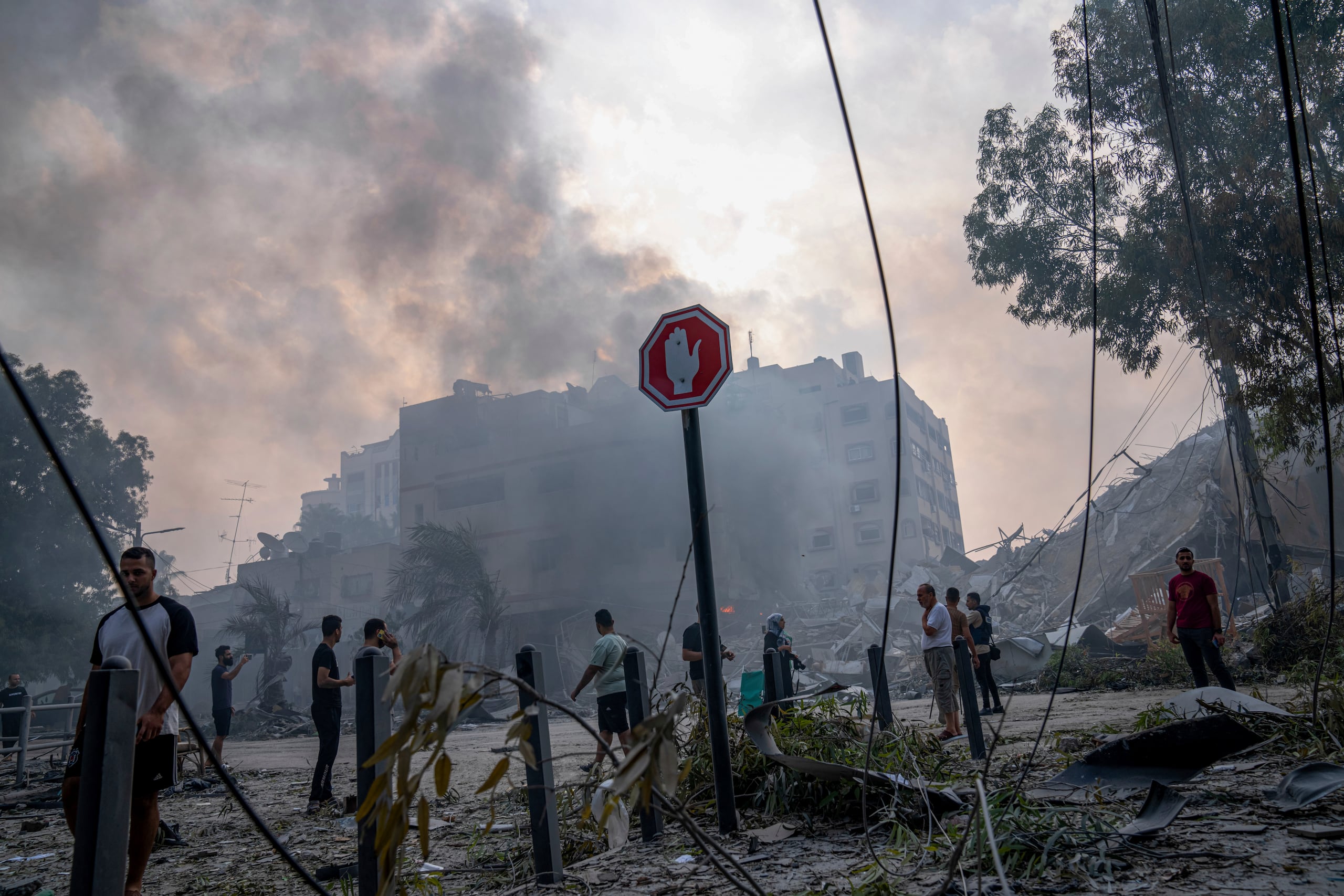 El festival, quedó interrumpido por la sirena de aviso de ataque con misiles e inmediatamente grupos de milicianos armados a bordo de camionetas abrieron fuego en todas direcciones. (AP Photo/Fatima Shbair)