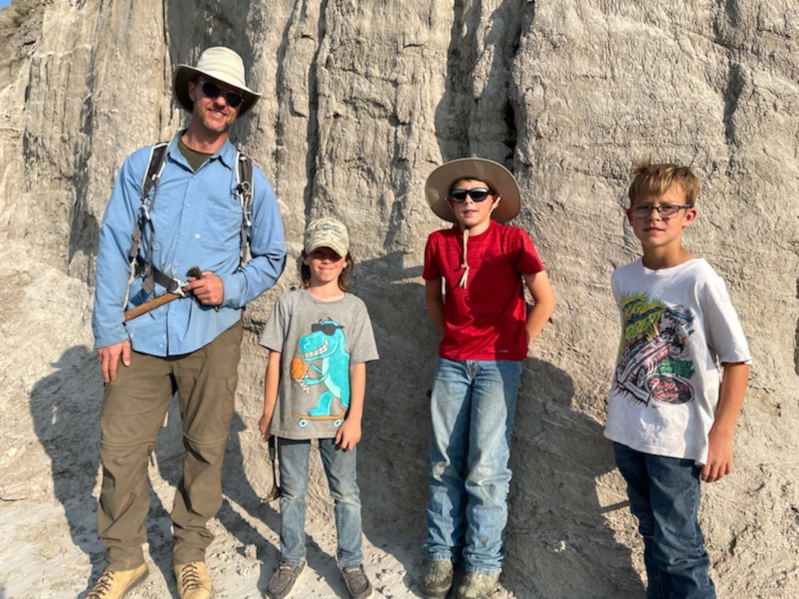 El Teen Rex fue descubierto el 31 de julio de 2022 por Liam y Jessin Fisher (dos hermanos que entonces tenían siete y 10 años) y su primo Kaiden (de nueve), quienes aparecen en esta foto suministrada por el Museo de Denver.