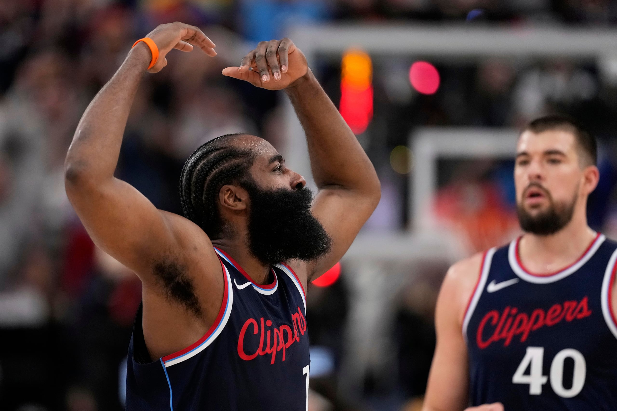 James Harden, de los Clippers de Los Ángeles, festeja junto a Ivica Zubac.