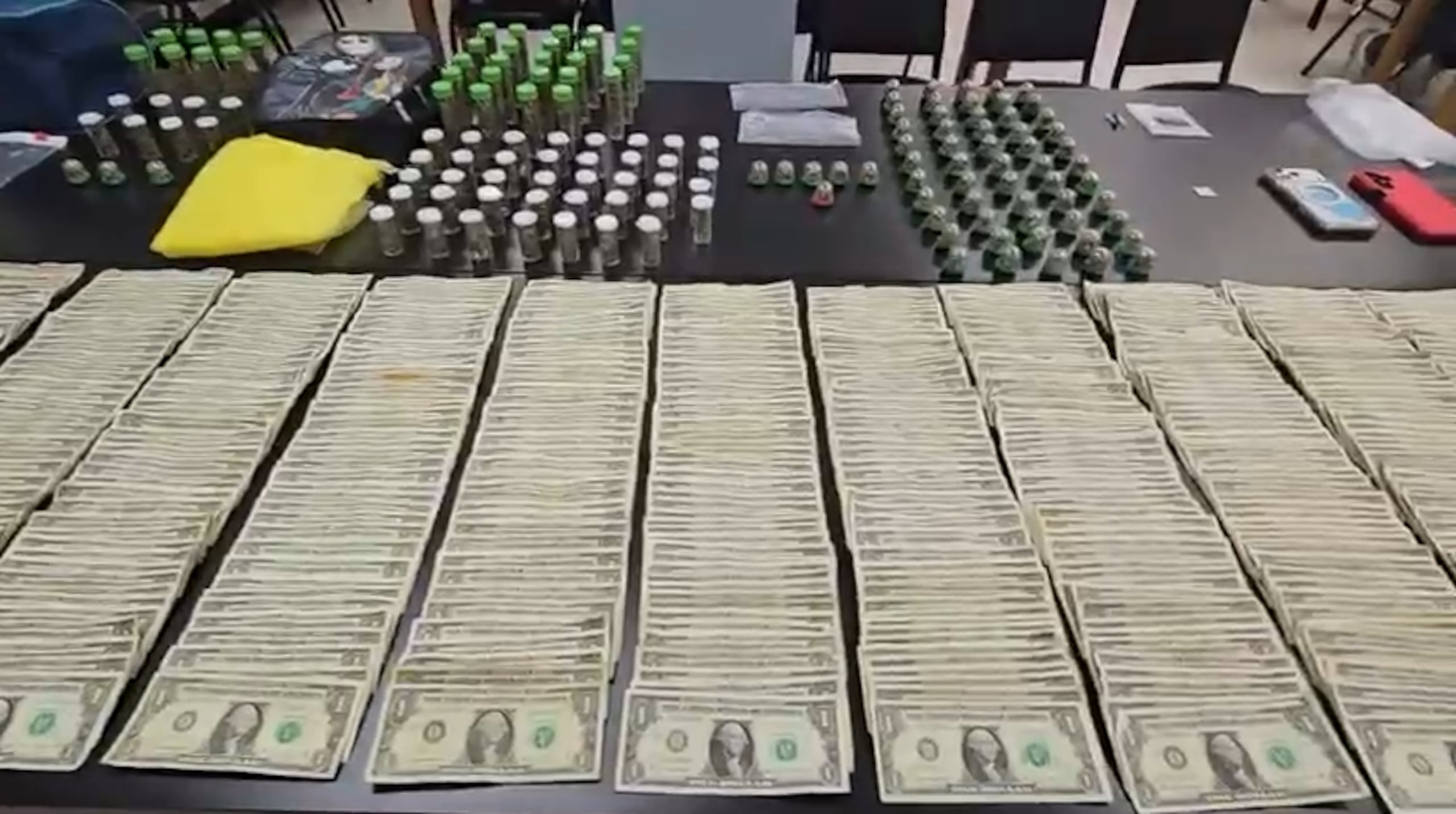 Dinero y sustancias controladas ocupadas durante el allanamiento.