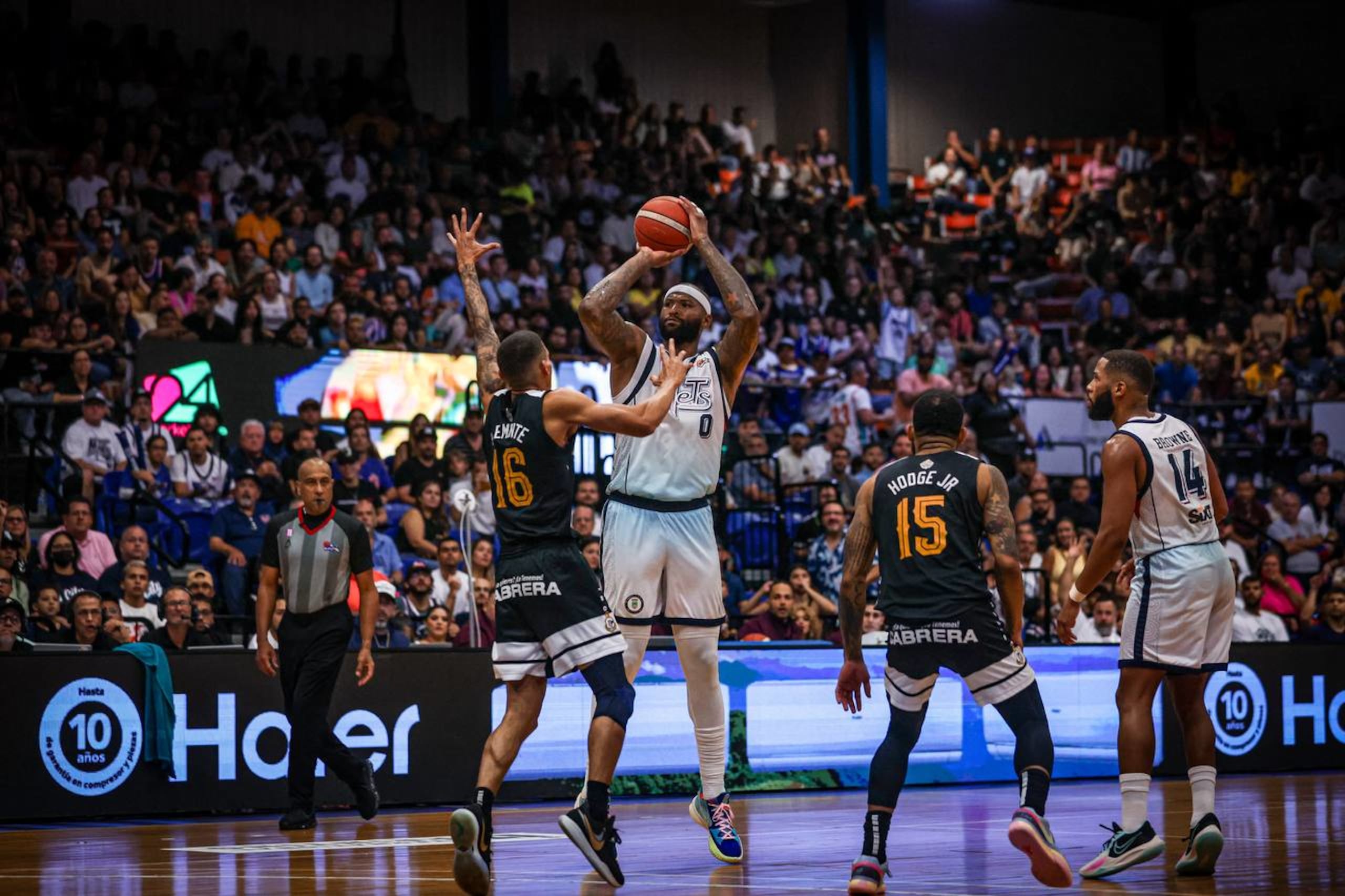 Según el gerente general de los Capitanes, Ángel Edgardo García, su equipo fue el primero al que le fue ofrecido el importado ex NBA, DeMarcus Cousins.