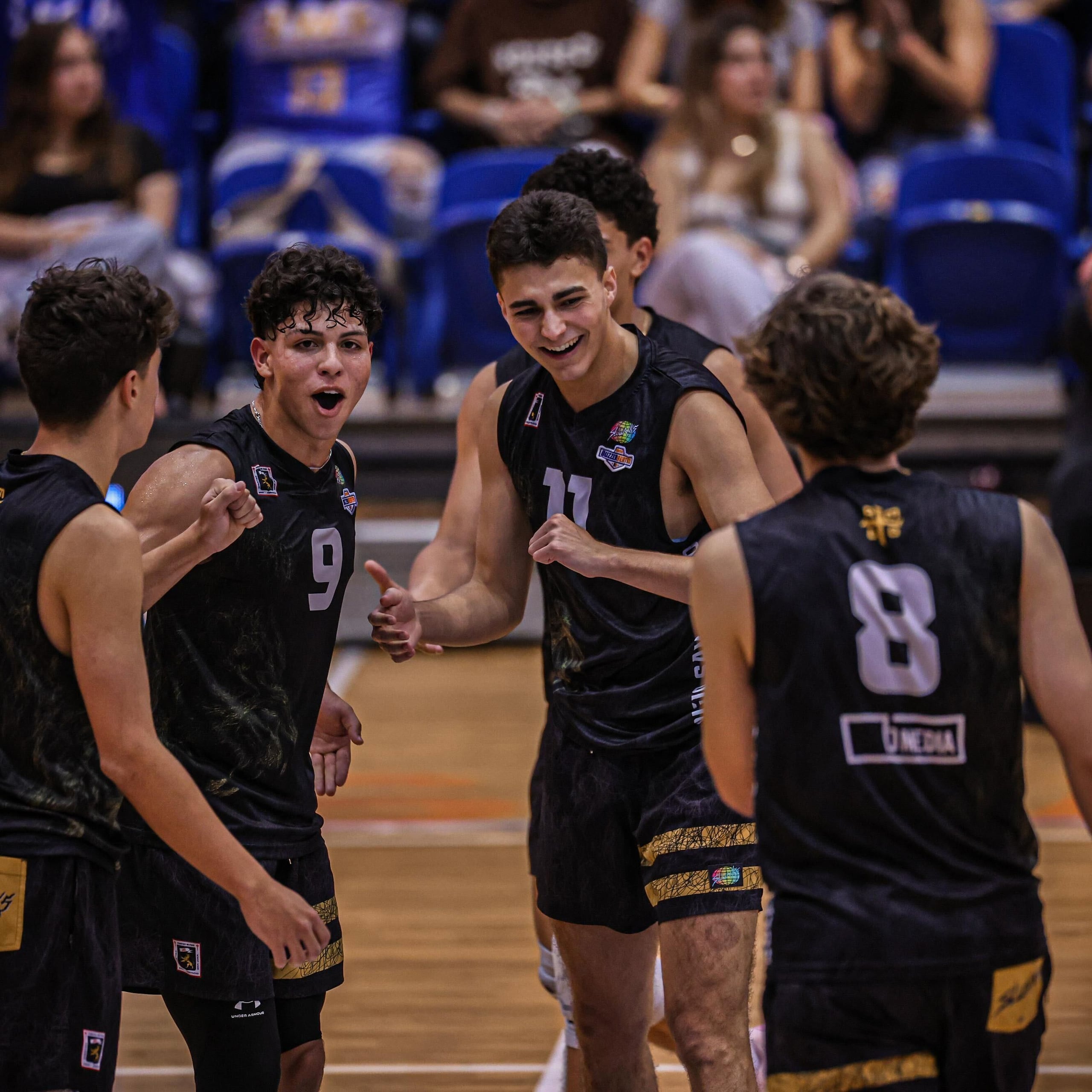 Los jugadores del Colegio San Ignacio celebran un punto frente a la Academia Discípulos de Cristo en el Final Four de la Copa Buzzer Beater.