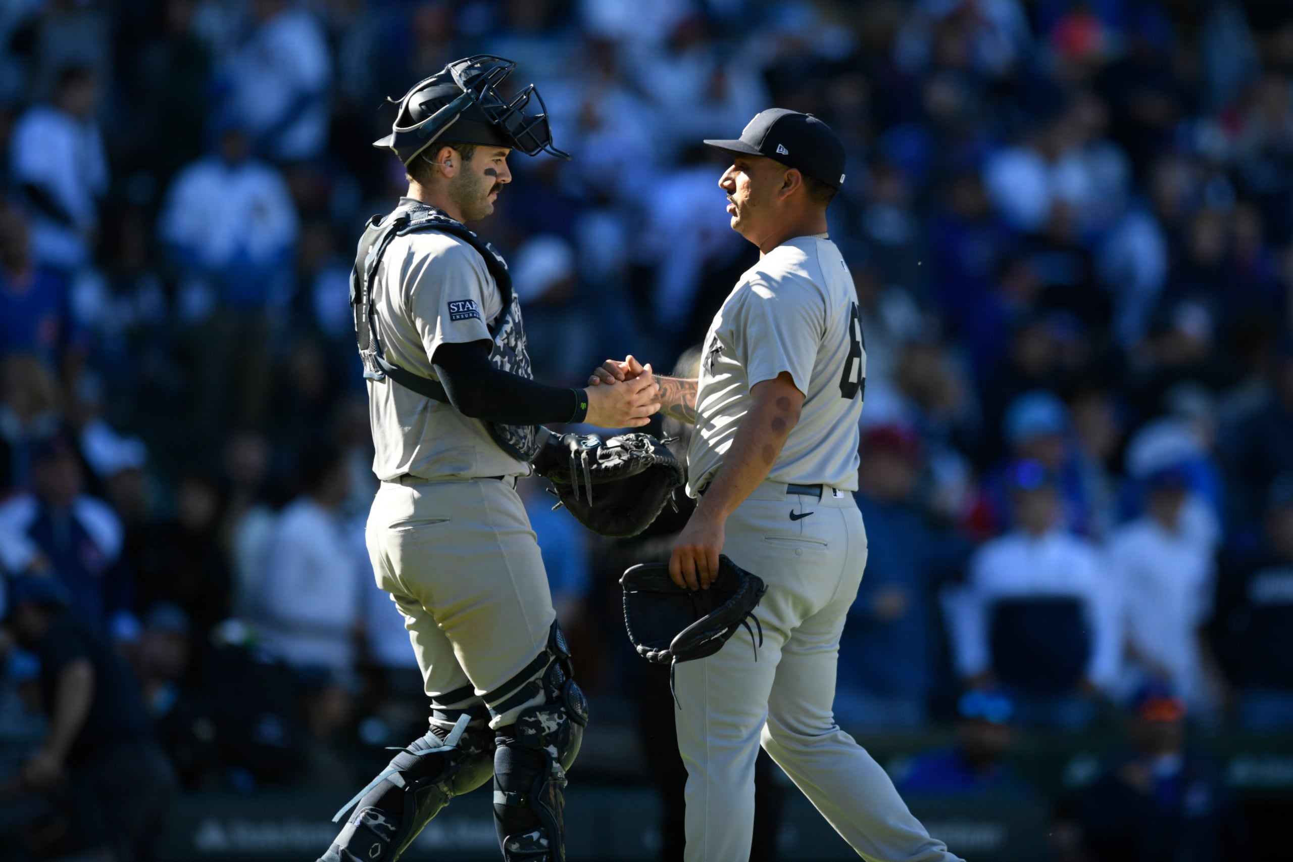 El lanzador de los Yankees de Nueva York, Néstor Cortés, a la derecha, celebra con el receptor Austin Wells, a la izquierda, después de derrotar a los Cubs de Chicago.