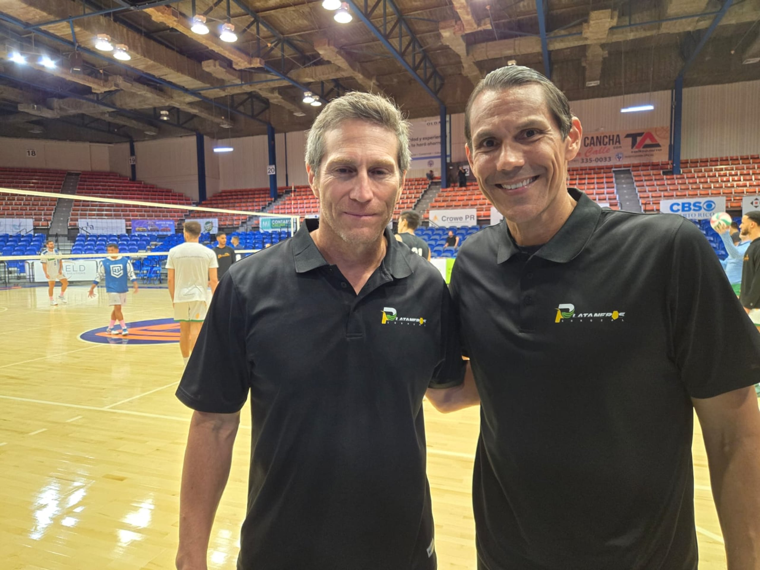 Raúl Papaleo y Ramón 'Monchito' Hernández unen fuerzas por primera vez como entrenadores. El dúo de voleibol playero en Atenas 2004 ahora dirigen a los Plataneros de Corozal en el voleibol de cancha.