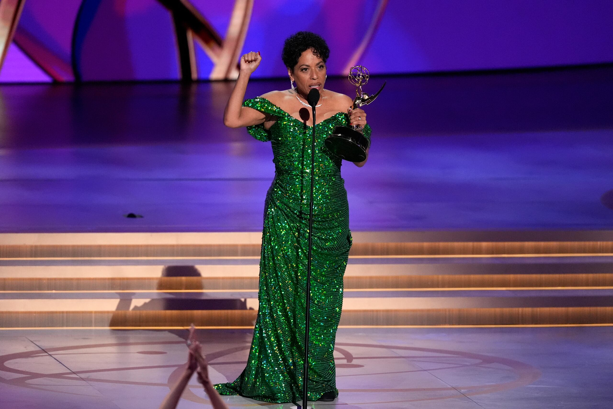 Liza Colón-Zayas recibe el premio a mejor actriz de reparto en una serie de comedia por "The Bear".