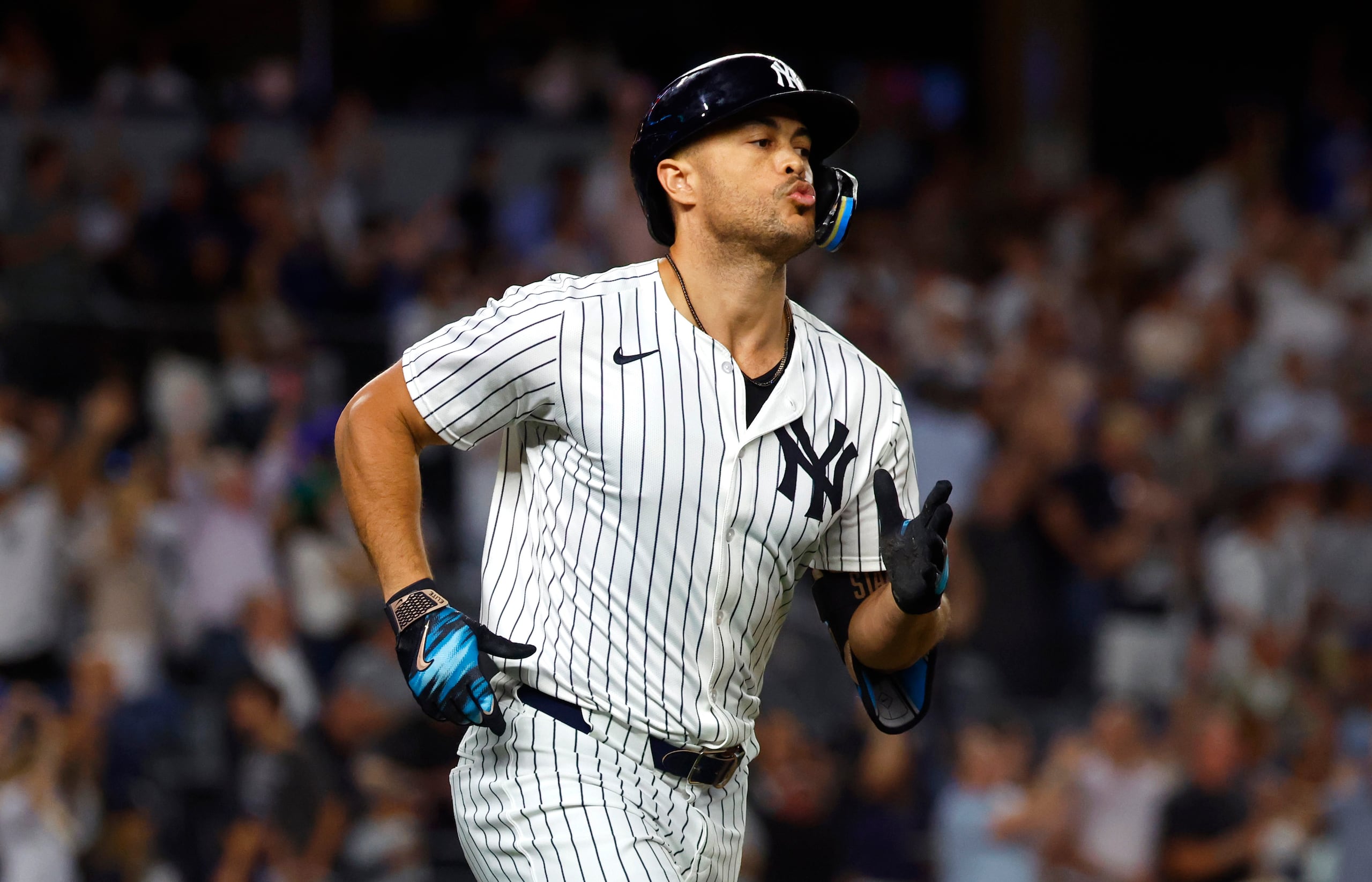 Giancarlo Stanton, de los Yankees de Nueva York, corre las bases tras conectar un jonrón de dos carreras en el sexto inning del duelo ante los Nationals de Washington.