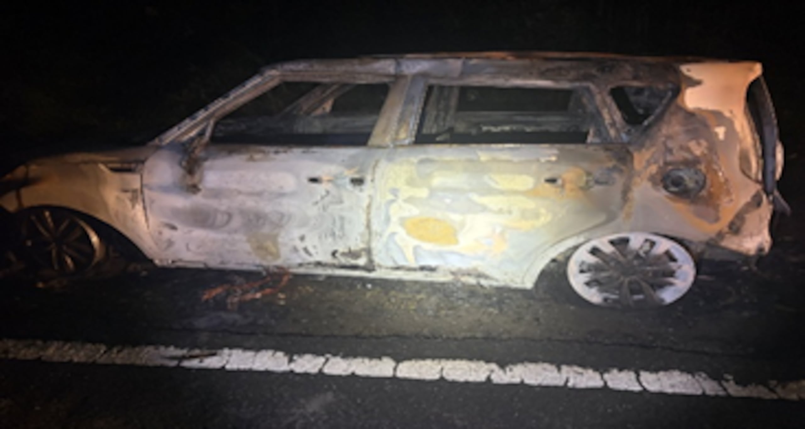 La División de Homicidios de Arecibo solicitó la ayuda de la ciudadanía para identificar el cadáver calcinado hallado en el interior de un vehículo hurtado en Morovis.