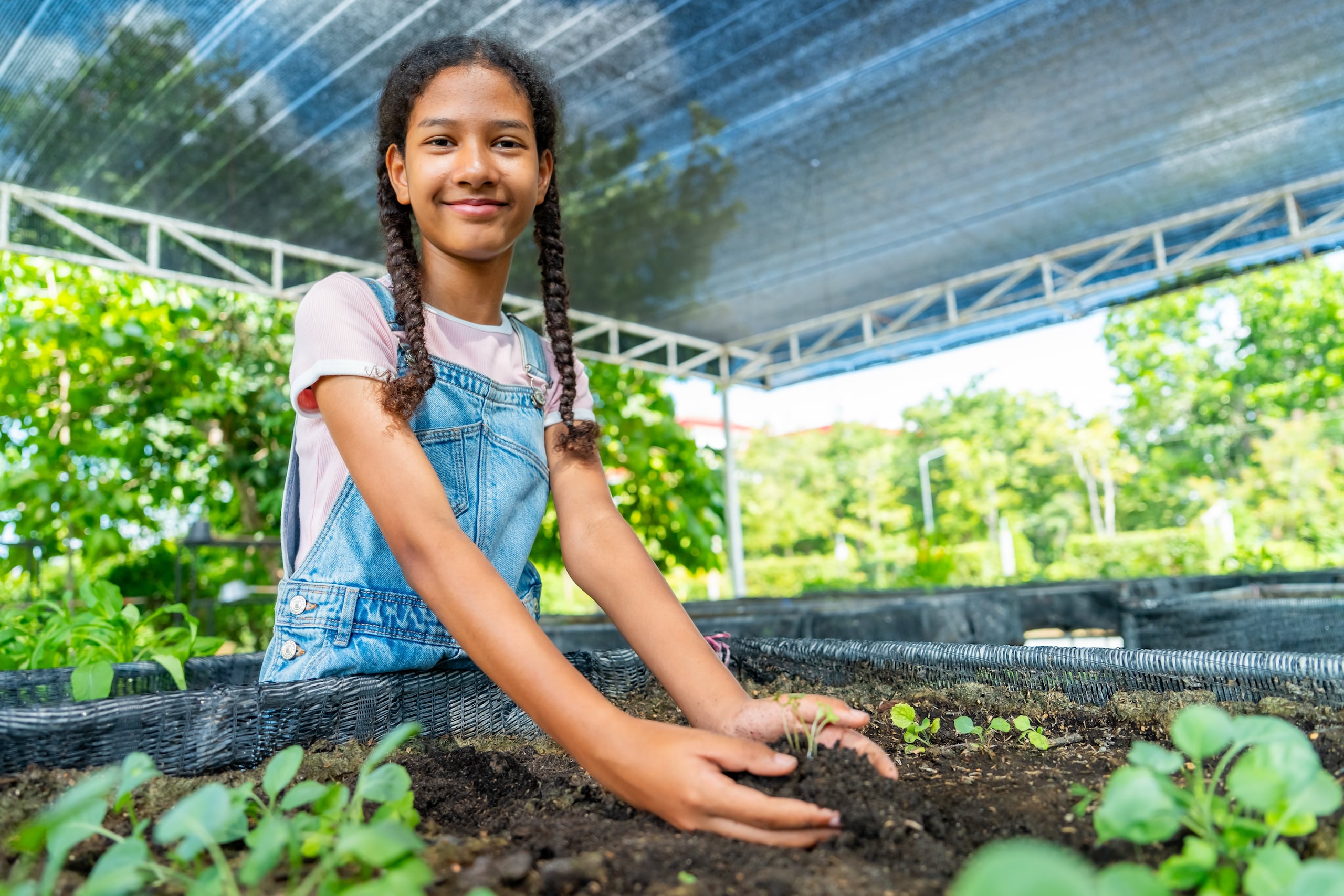 Trabajar en un pequeño huerto promueve el diálogo, la cooperación y el respeto al trabajo en equipo.