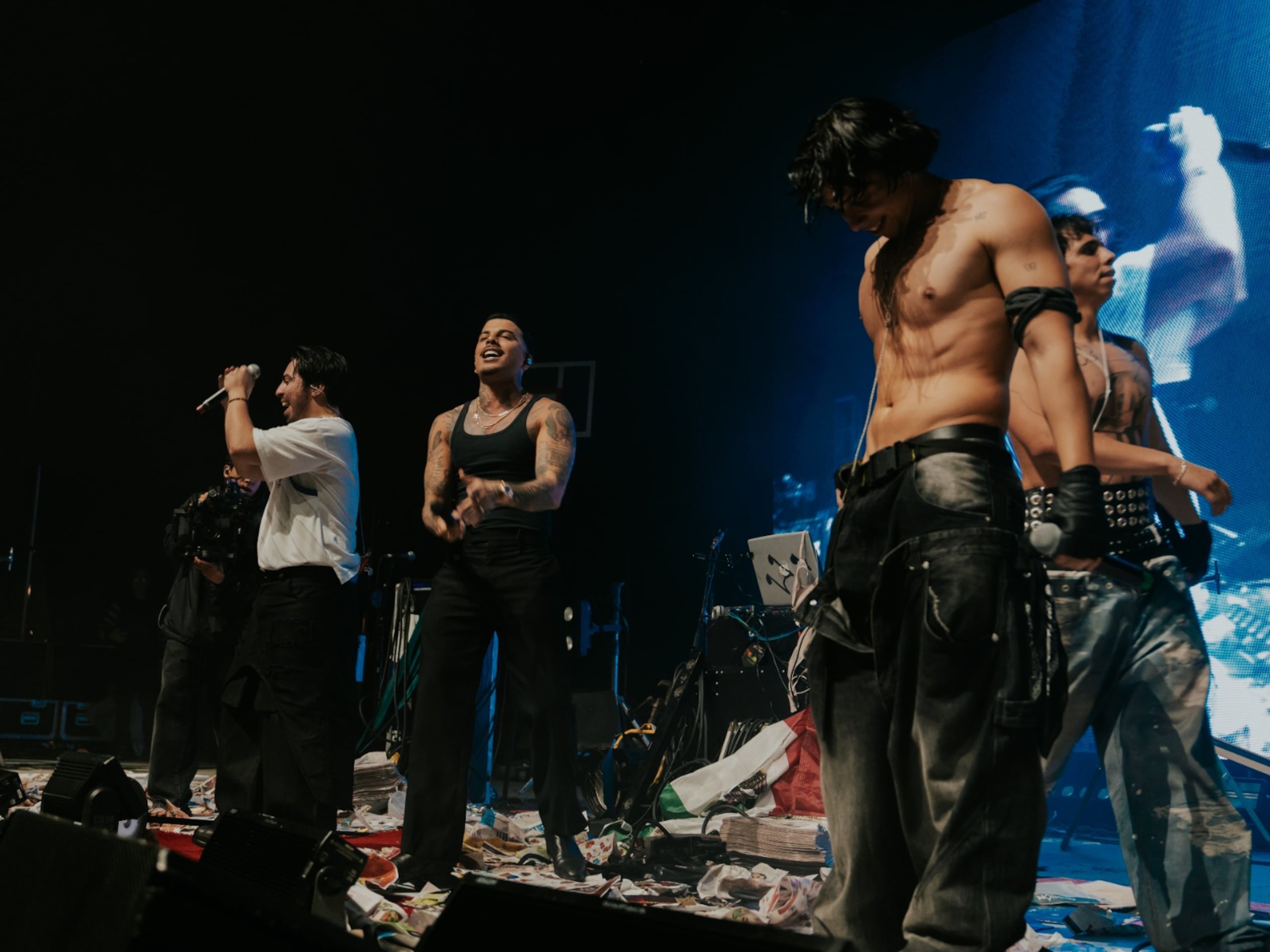 El intérprete sorprendió al llegar al concierto "sold-out" del grupo compuesto por los hermanos Mike, Milton y Emilio de la Rosa.