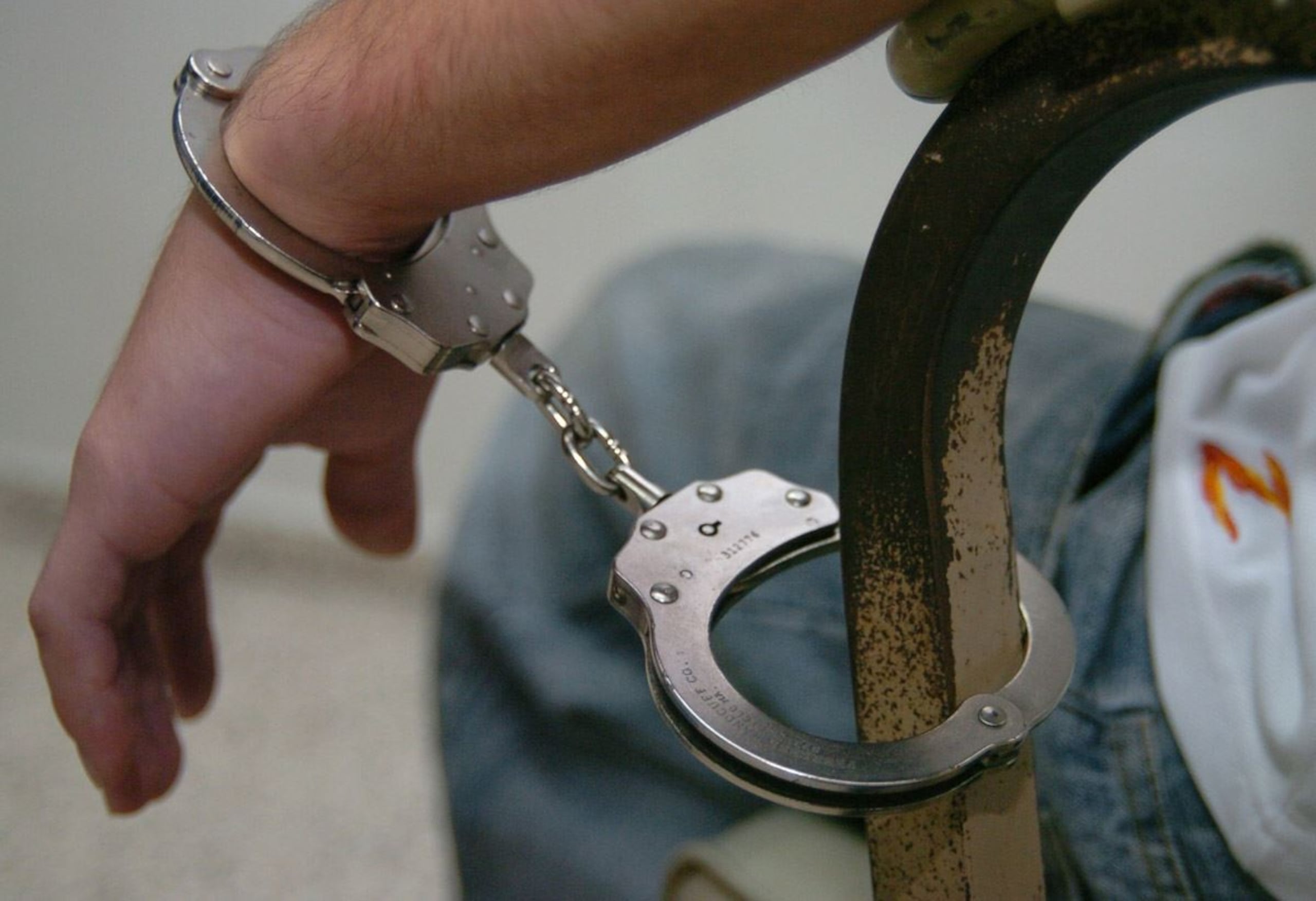 El caso ha sido consultado con el fiscal de turno y el hombre, vecino de Arroyo, permanece detenido. (GFR MEDIA)