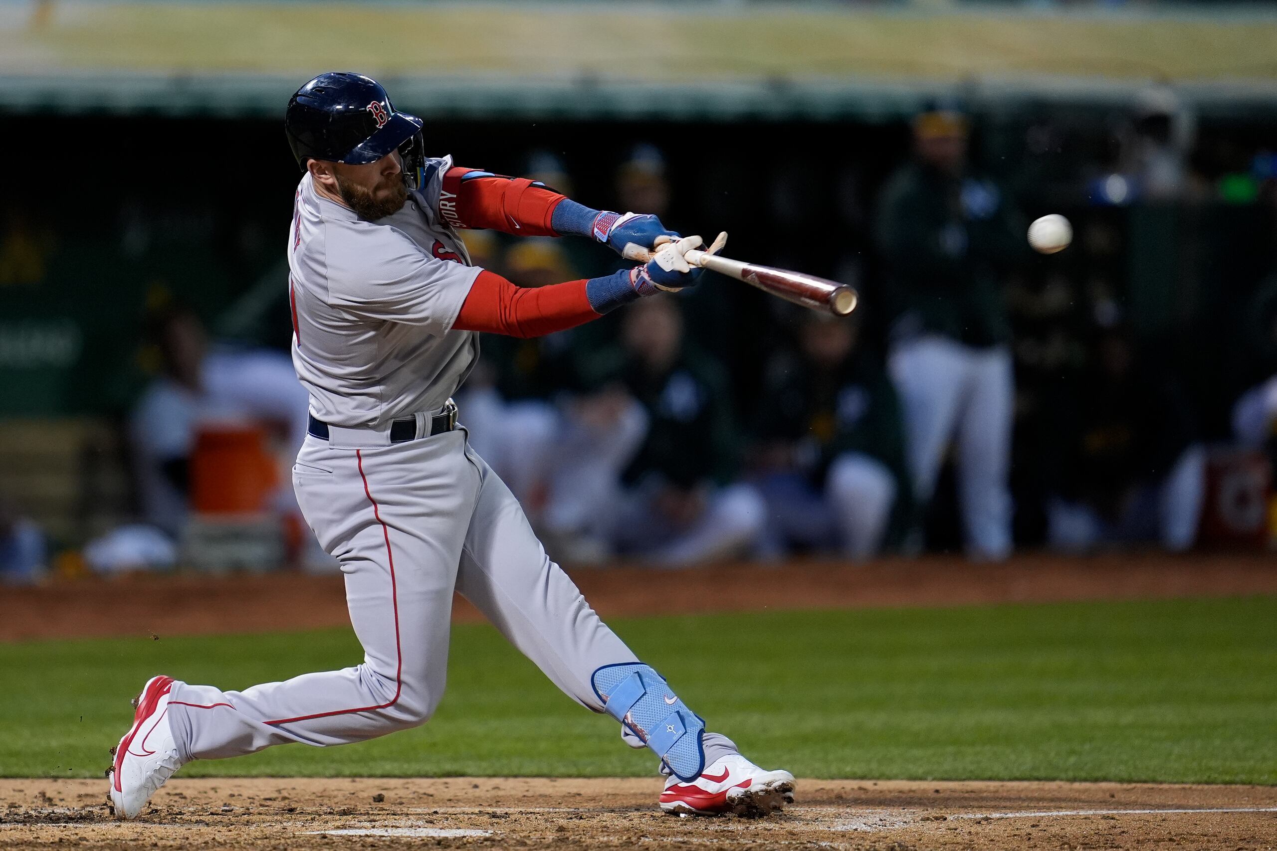 Trevor Story, de los Red Sox de Boston, batea doblete de dos carreras en contra de los Atléticos de Oakland, durante la tercera entrada del juego de béisbol, el lunes 1 de abril de 2024, en Oakland.