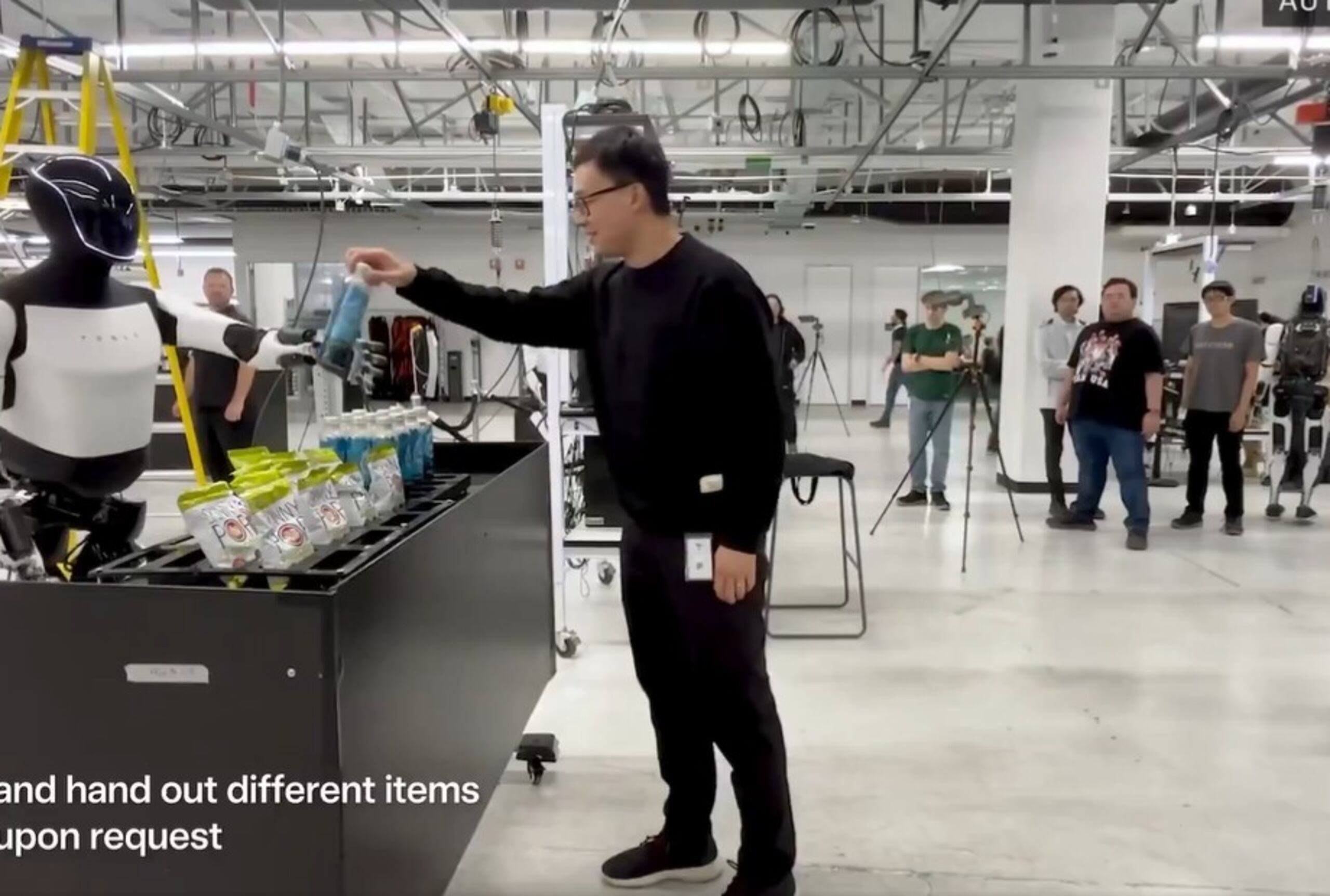 Tesla ha confirmado que Optimus tiene el objetivo ser un robot humanoide autónomo y capaz de realizar tareas inseguras, "repetitivas o aburridas" para los seres humanos.