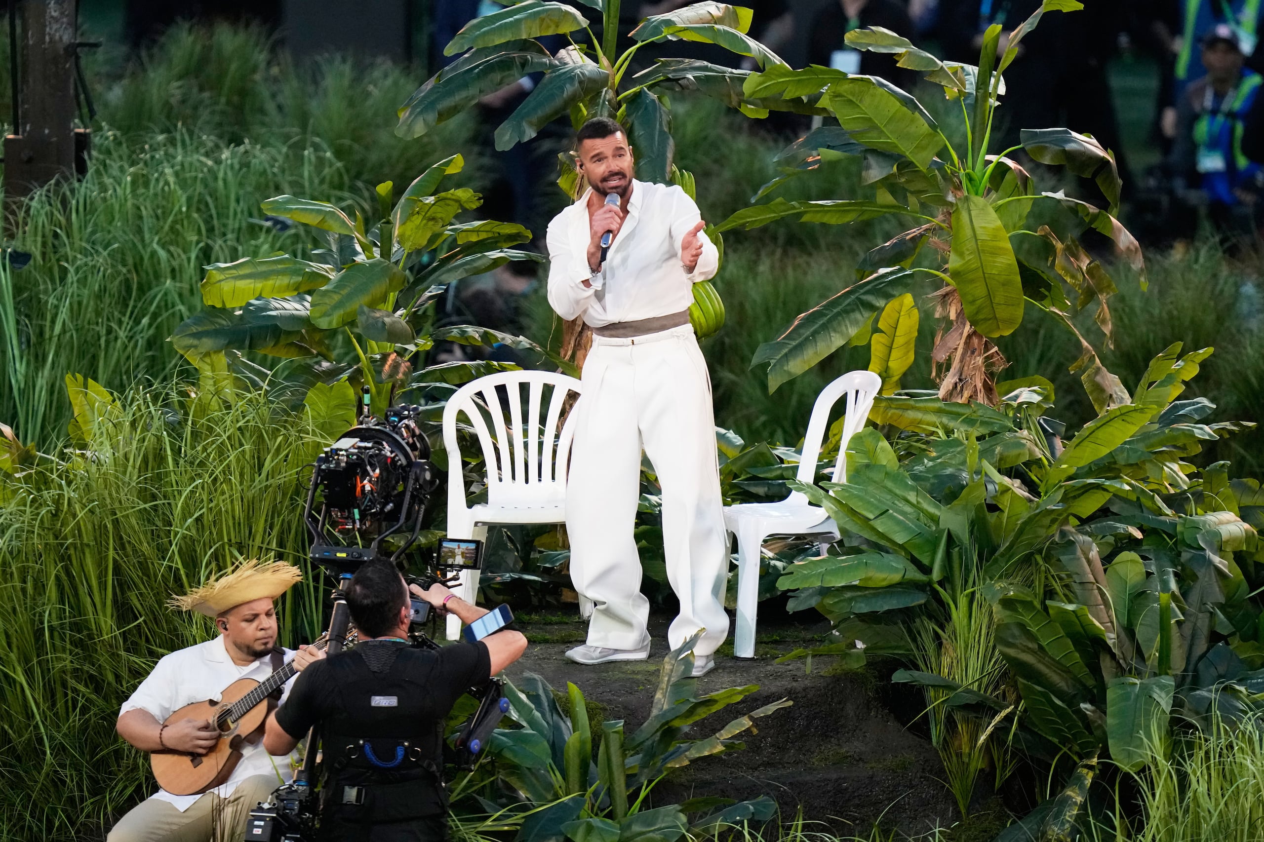 Ricky Martin aparece aquí cantando su parte en el show del medio tiempo de Bad Bunny.