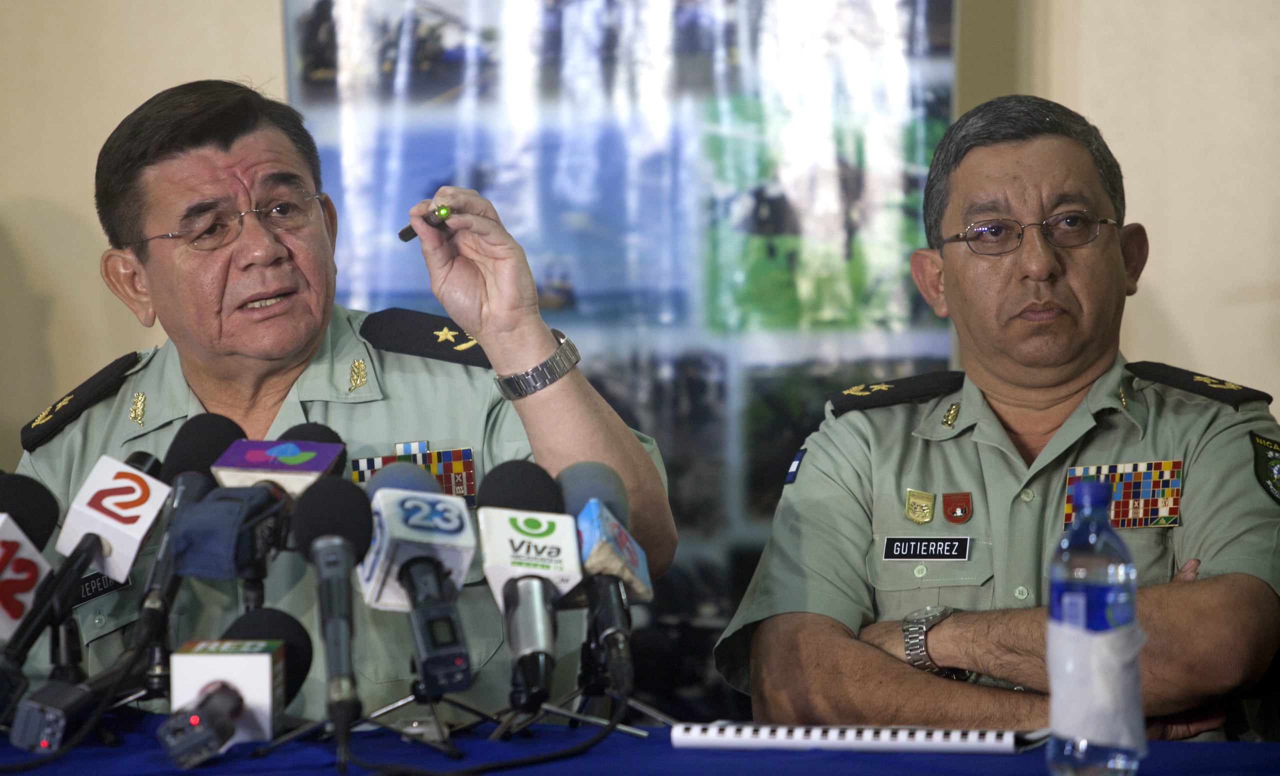 El jefe de la Dirección de Inteligencia Militar de Nicaragua, Leonel Gutiérrez (d). (EFE/Mario López/Archivo)