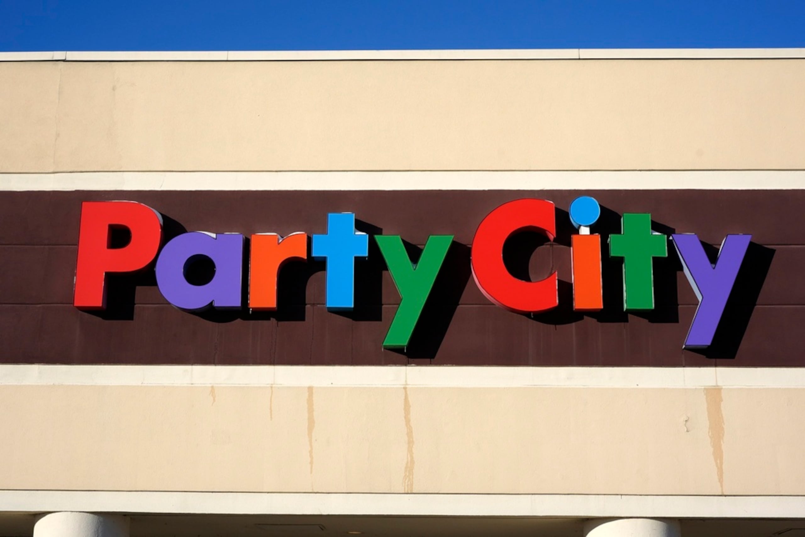 El letrero de Party City en la fachada de una tienda de Orchard Park, Nueva York, el 22 de diciembre de 2024.