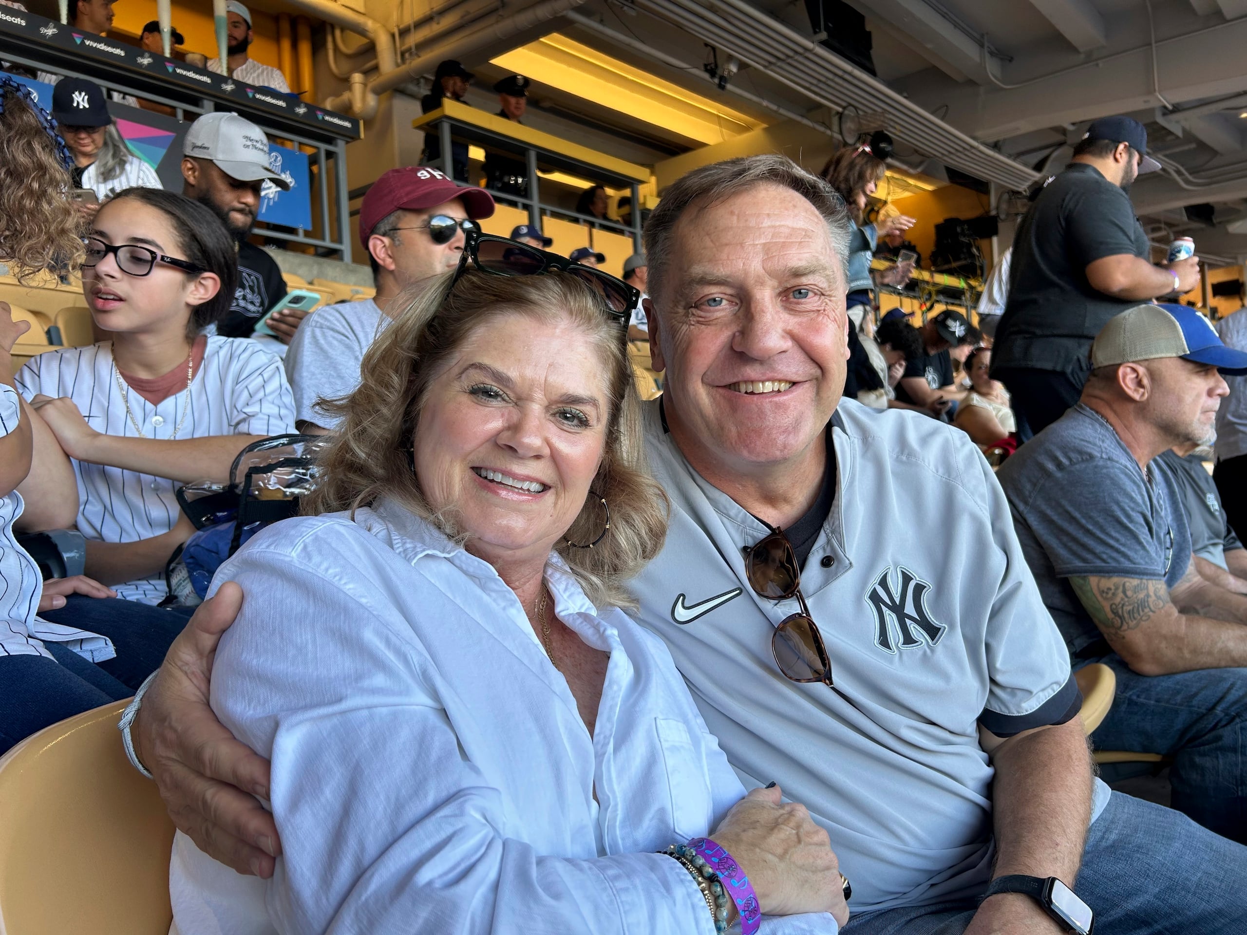 Dwight y Renee Schmidt, padres del lanzador de los Yankees de Nueva York, Clarke Schmidt, sentados en las gradas previo al Juego 2 de la Serie Mundial ante los Dodgers de Los Ángeles.