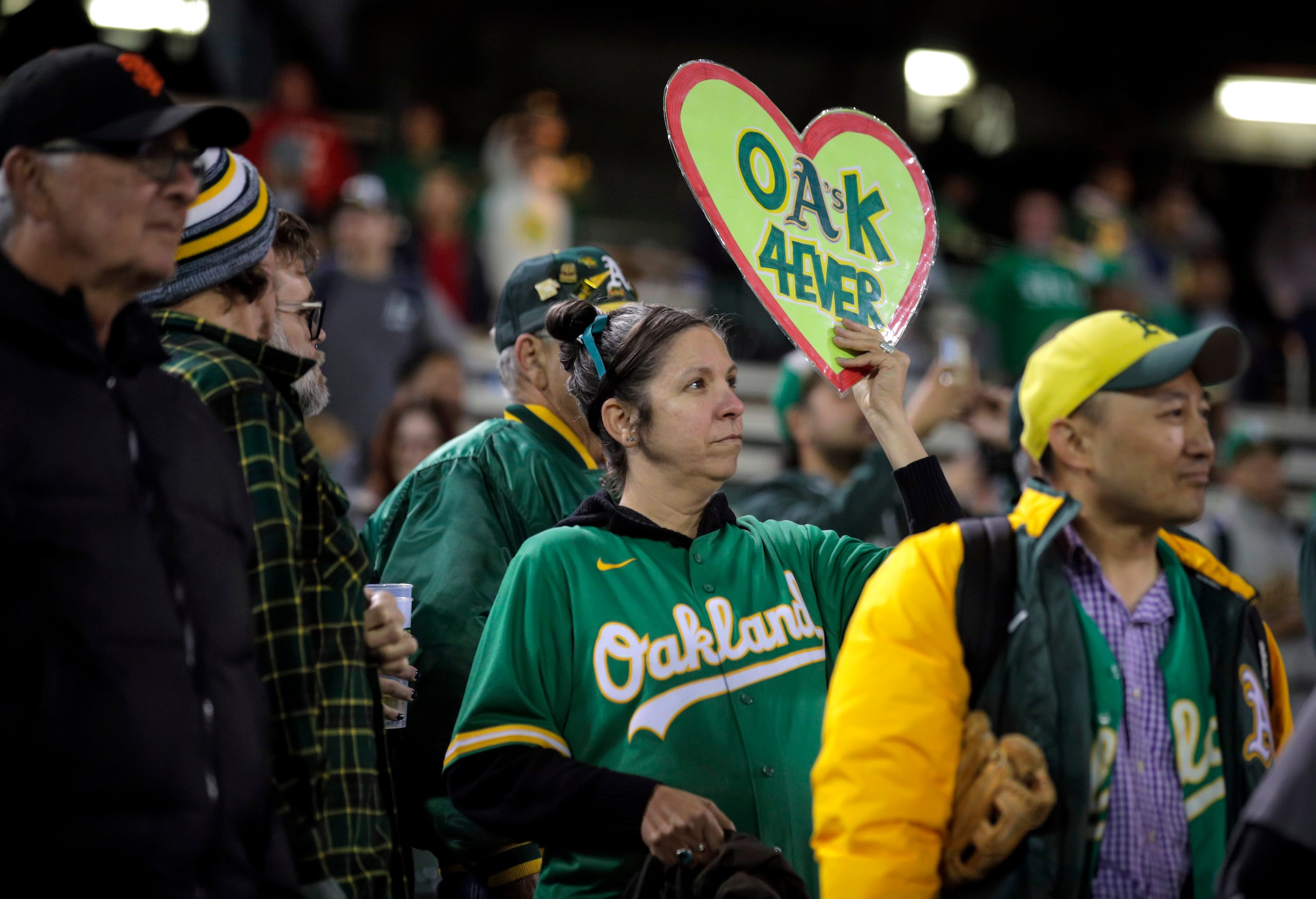 Oakland por siempre. Eso lee esta pancarta de esta dolida fanática. (Carlos Ávila Gonzalez / San Francisco Chronicle vía AP)