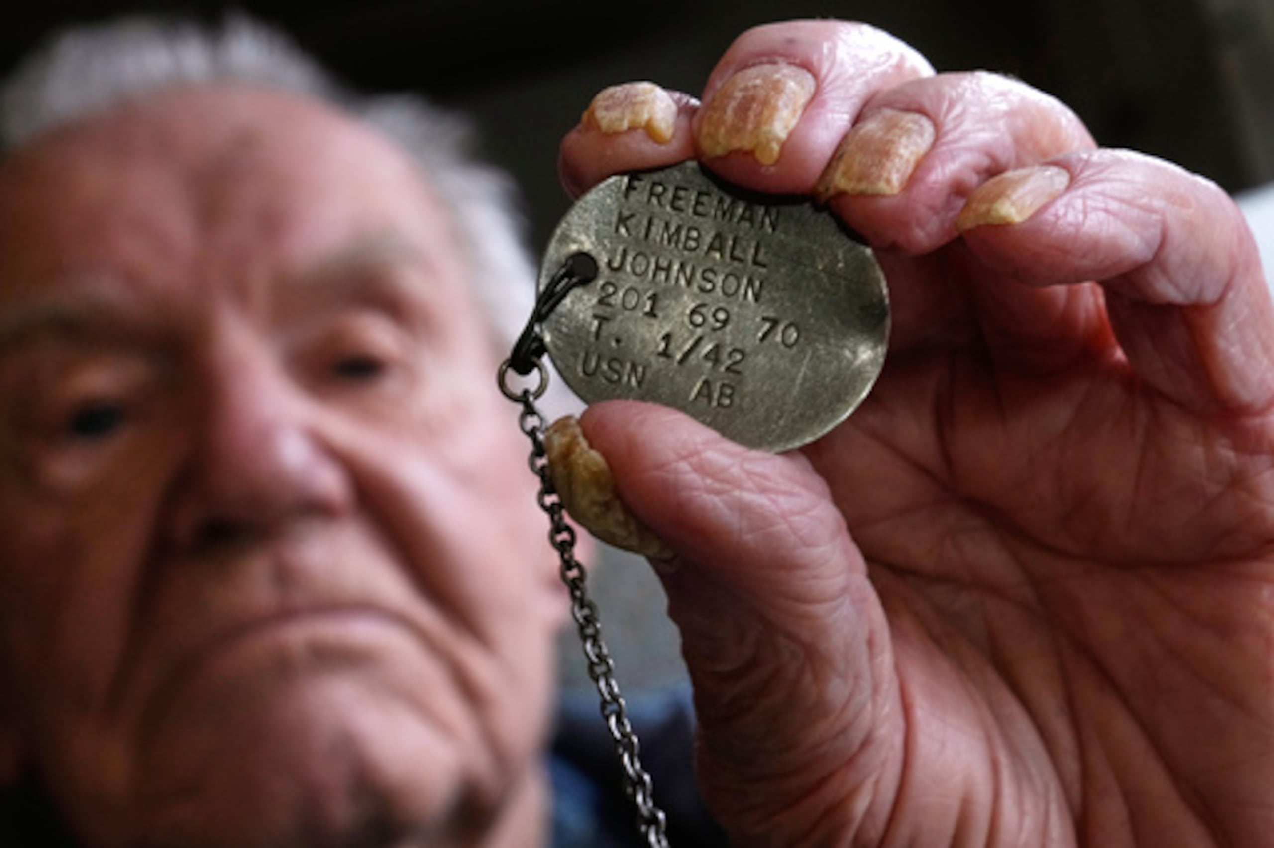 Freeman K. Johnson, un superviviente de Pearl Harbor de 106 años, muestra su placa de identificación, el 6 de mayo de 2026, en Centerville, Massachusetts (AP Photo/Charles Krupa).