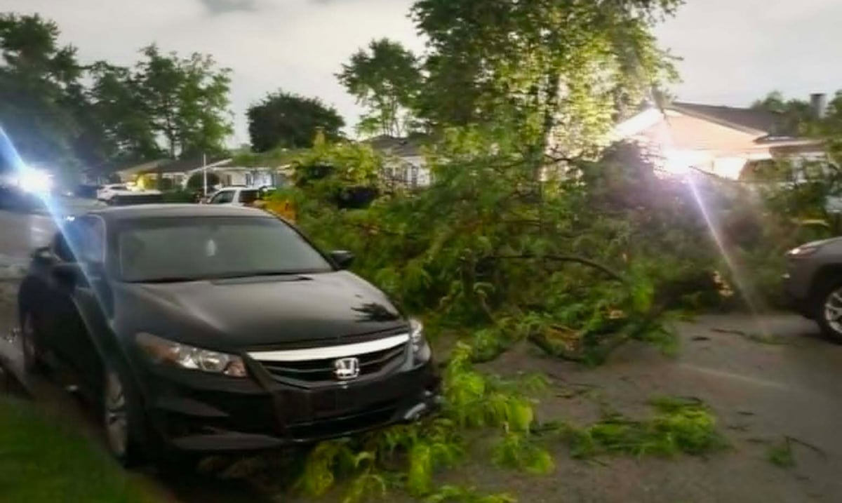 Tornados drag near Chicago: houses destroyed, flights paralyzed and thousands without light