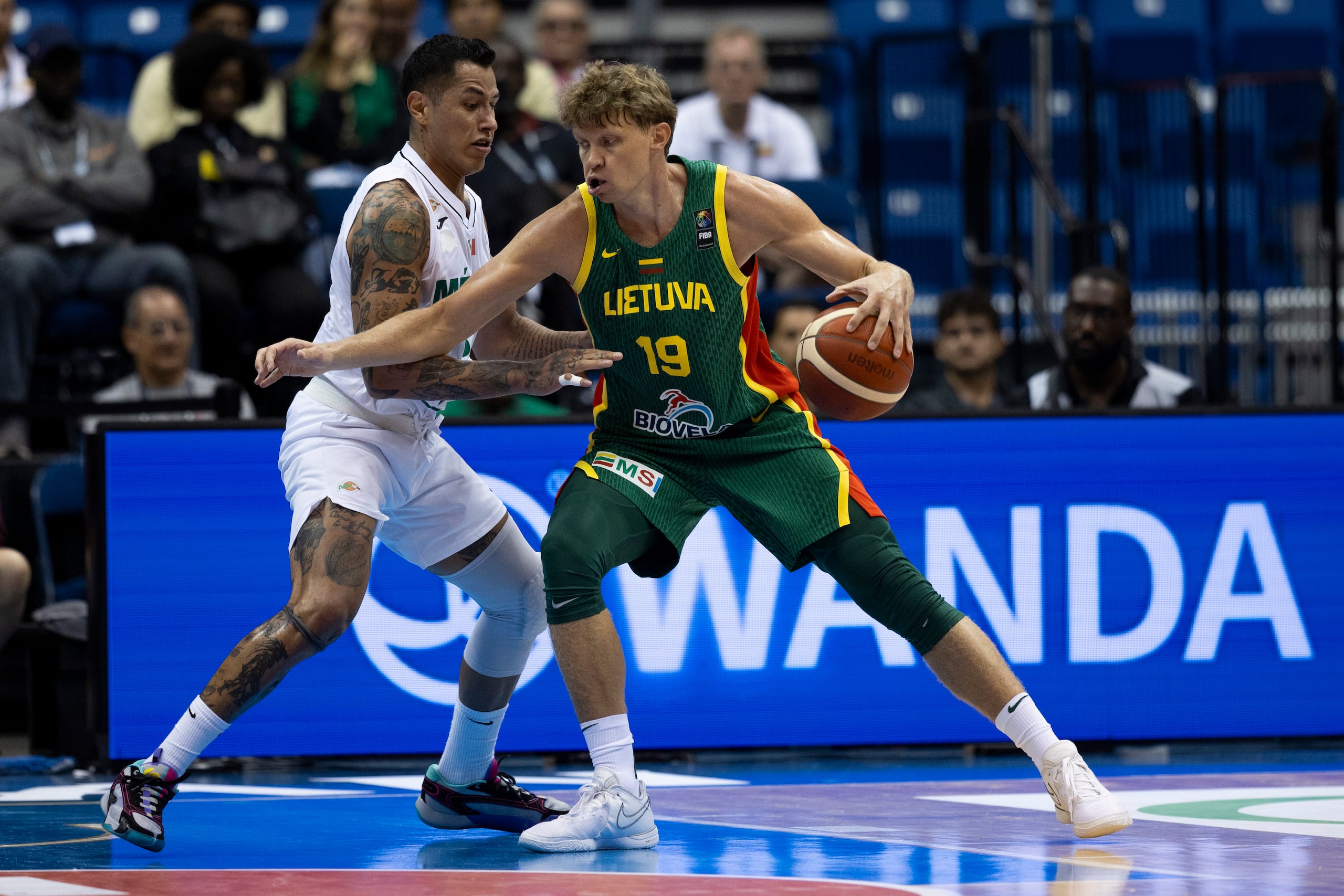 Mindaugas Kuzminskas inicia la ofensiva ante México.
