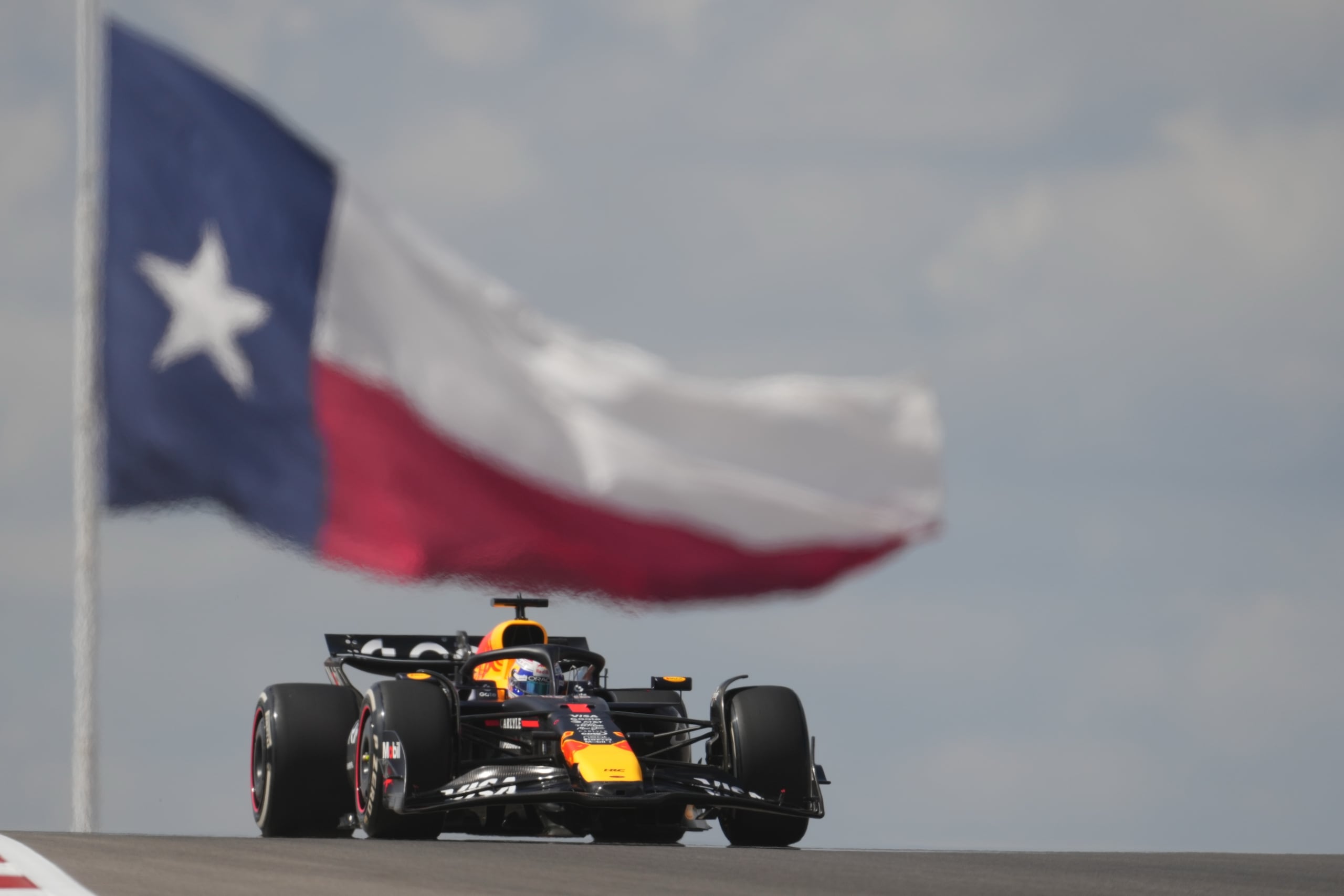 Max Verstappen de Red Bull durante una práctica del Gran Premio de Estados Unidos, el viernes 17 de octubre de 2025, en Austin, Texas. (AP Foto/Eric Gay)