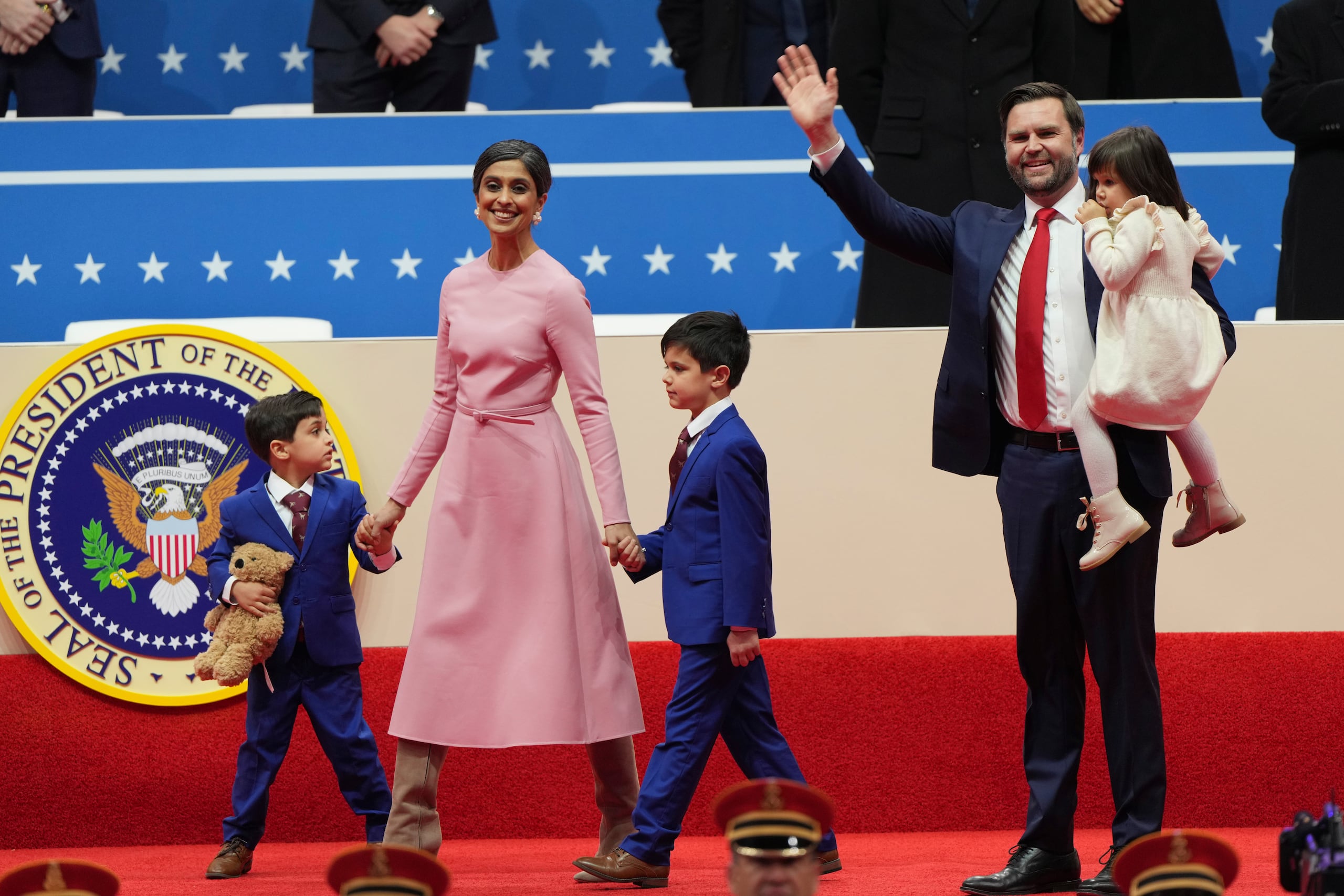 El vicepresidente JD Vance, su esposa Usha Vance, y sus hijos Vivek, Ewan y Mirabel, llegan a un evento del desfile presidencial en Washington, el lunes 20 de enero de 2025.