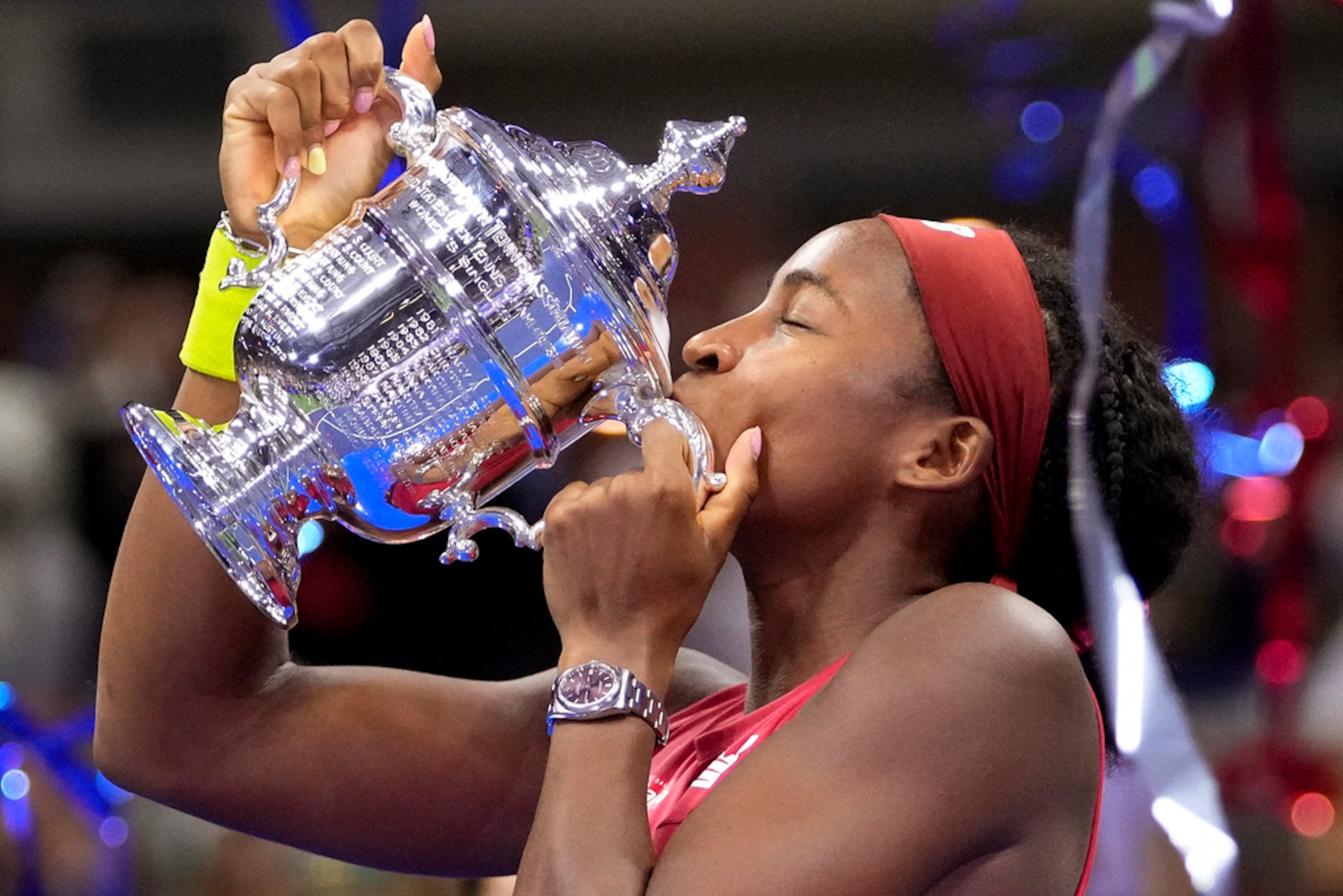 Coco Gauff besa el trofeo de campeonato después de vencer a Aryna Sabalenka en la final.