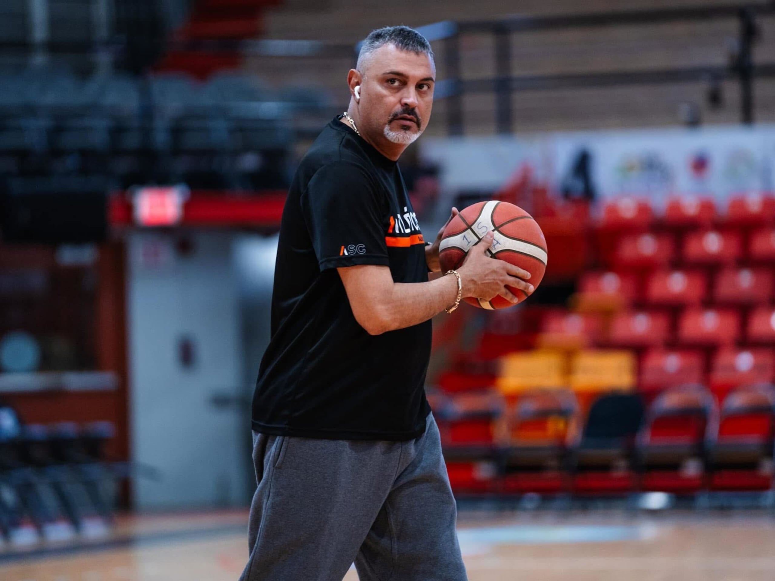 Eddie Casiano, dirigente de los Atléticos de San Germán, durante una práctica de pretemporada en el Coliseo Arquelio Torres Ramírez.