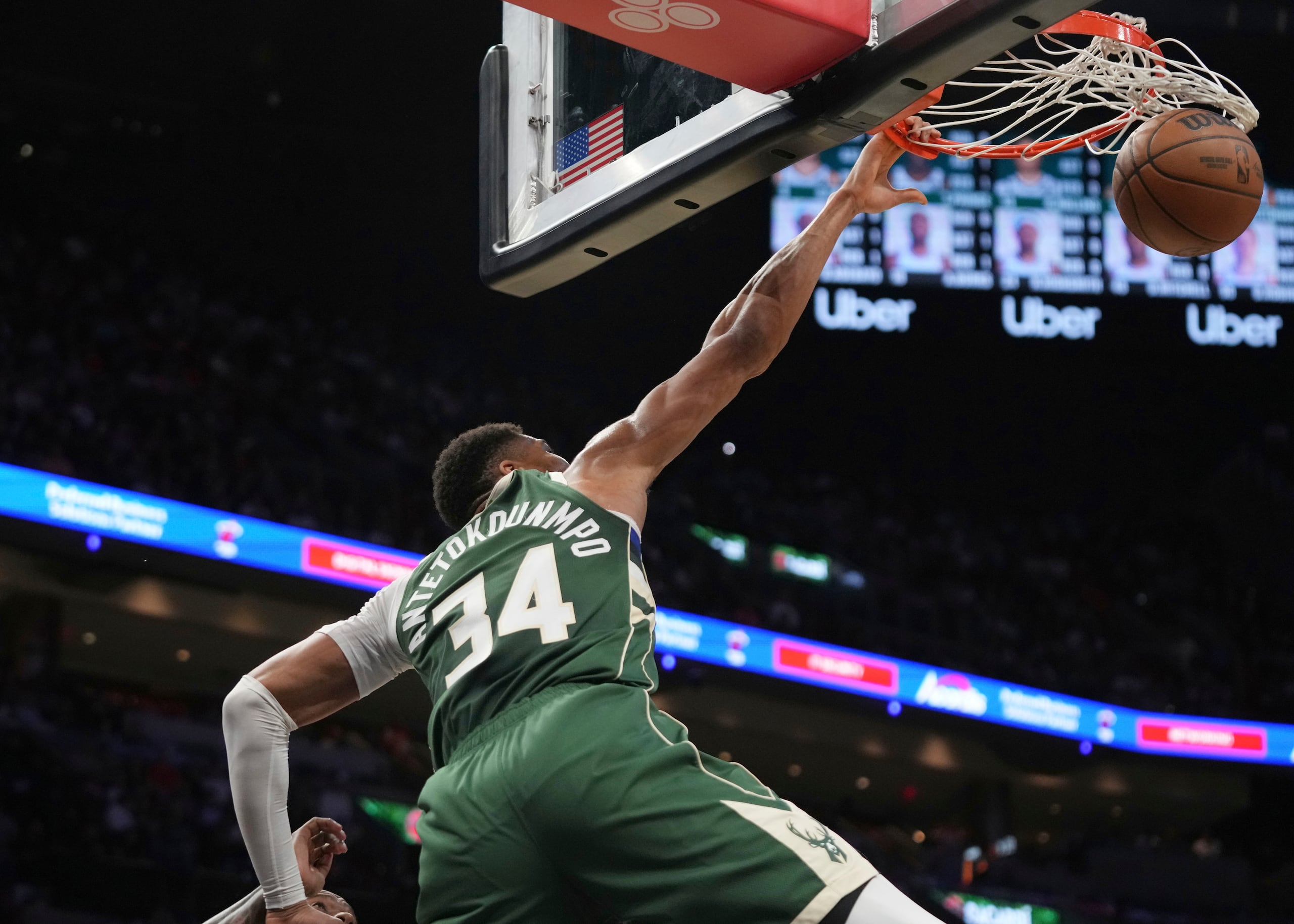 El alero de los Bucks de Milwaukee, Giannis Antetokounmpo (34), encesta el balón durante la primera mitad.