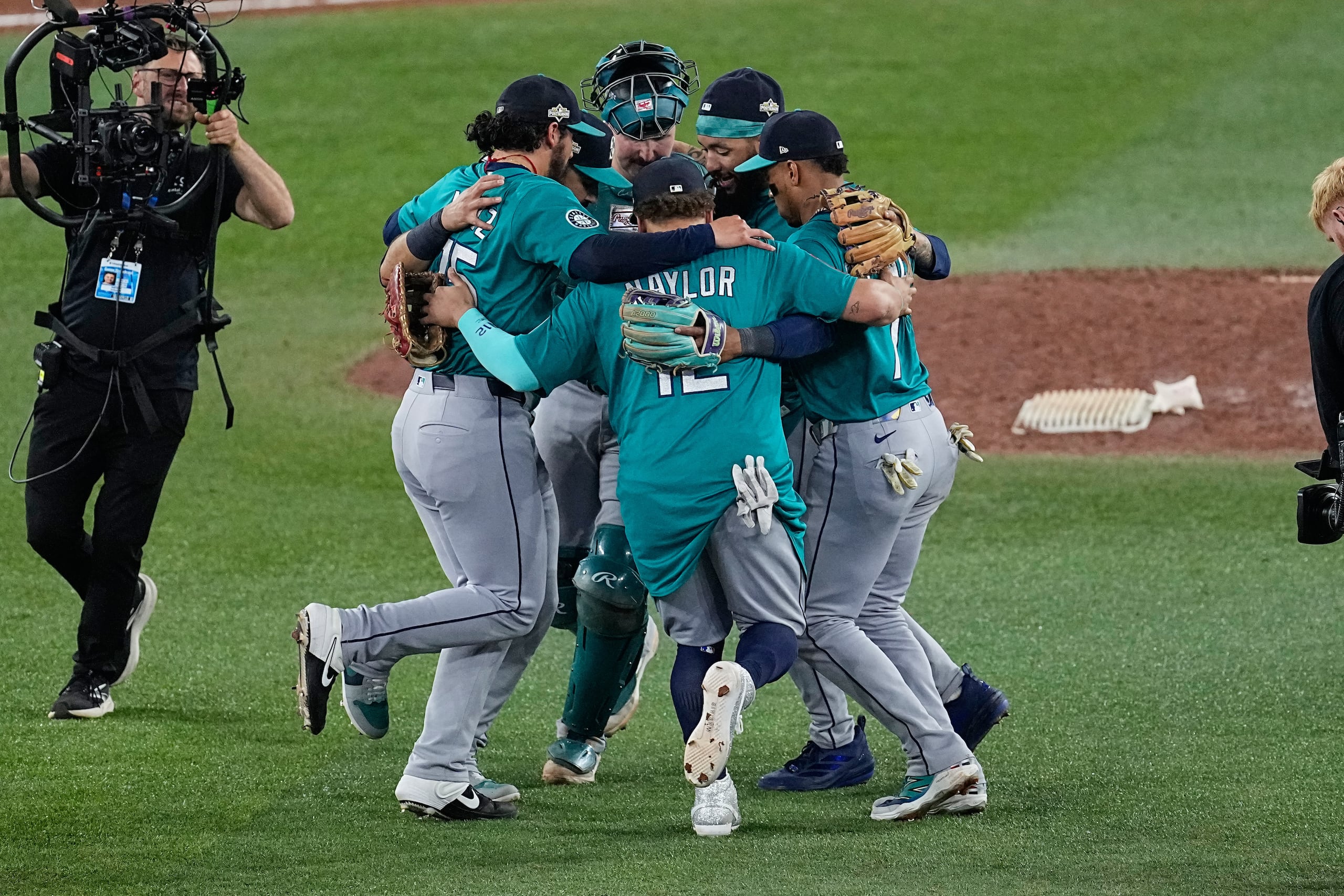 Los Marineros de Seattle celebran tras ganar el Juego 1 de la Serie de Campeonato de la Liga Americana de béisbol contra los Azulejos de Toronto.