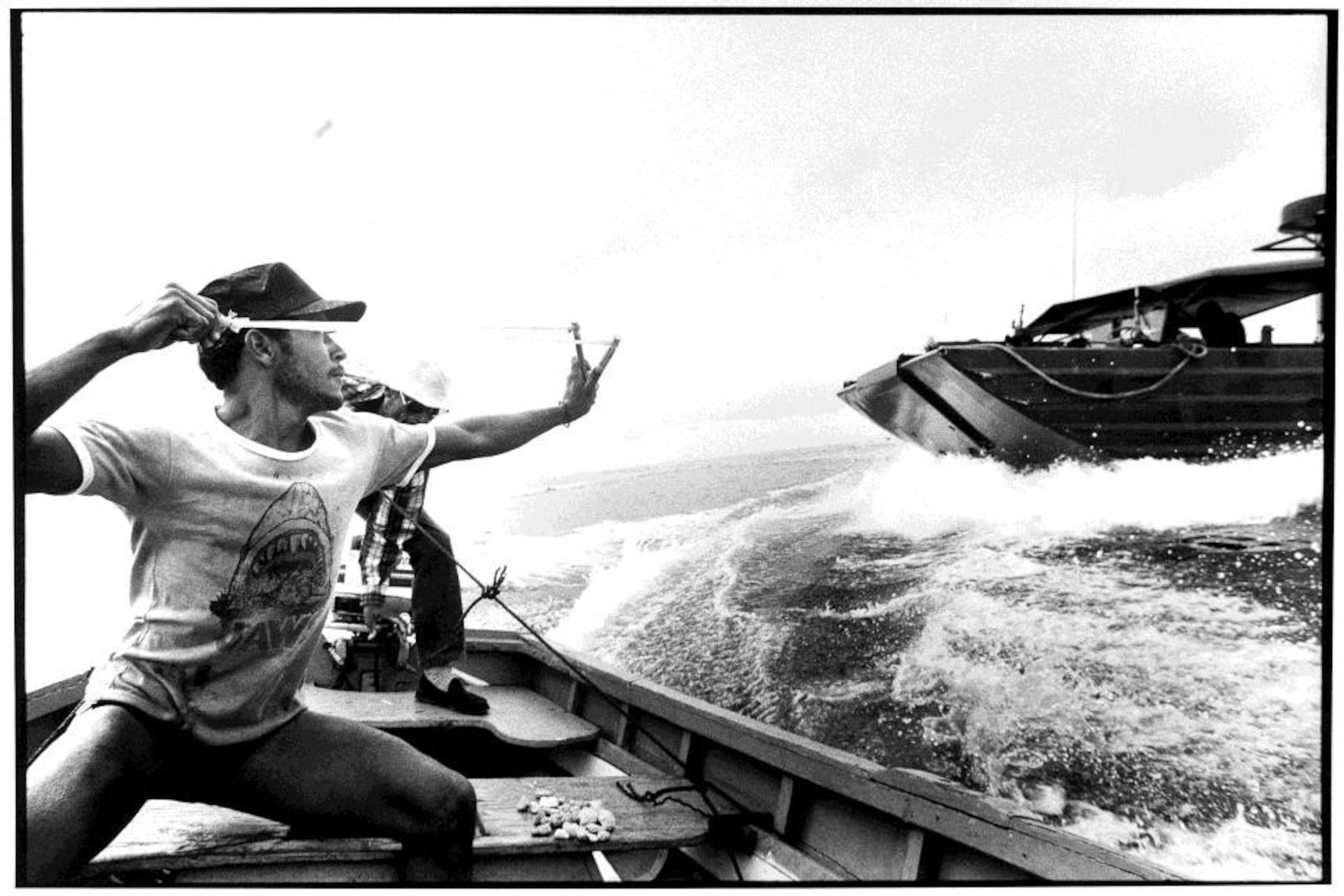 La histórica imagen muestra a un pescador enfrentándose a una embarcación de la marina estadounidense con una resortera.