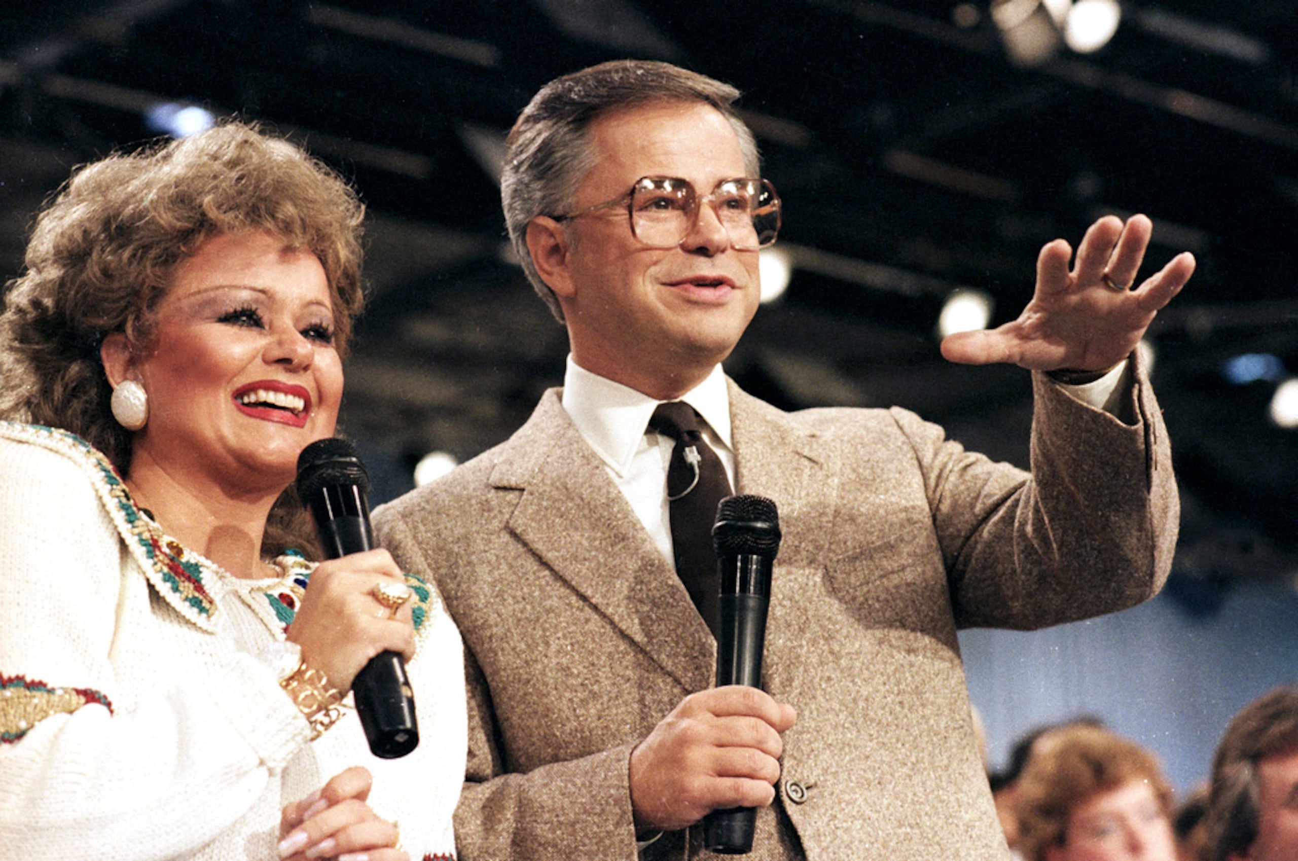 Jim y Tammy Faye Bakker hablan con su audiencia televisiva el 20 de agosto de 1986, en su ministerio PTL en Fort Mill, Carolina del Sur.