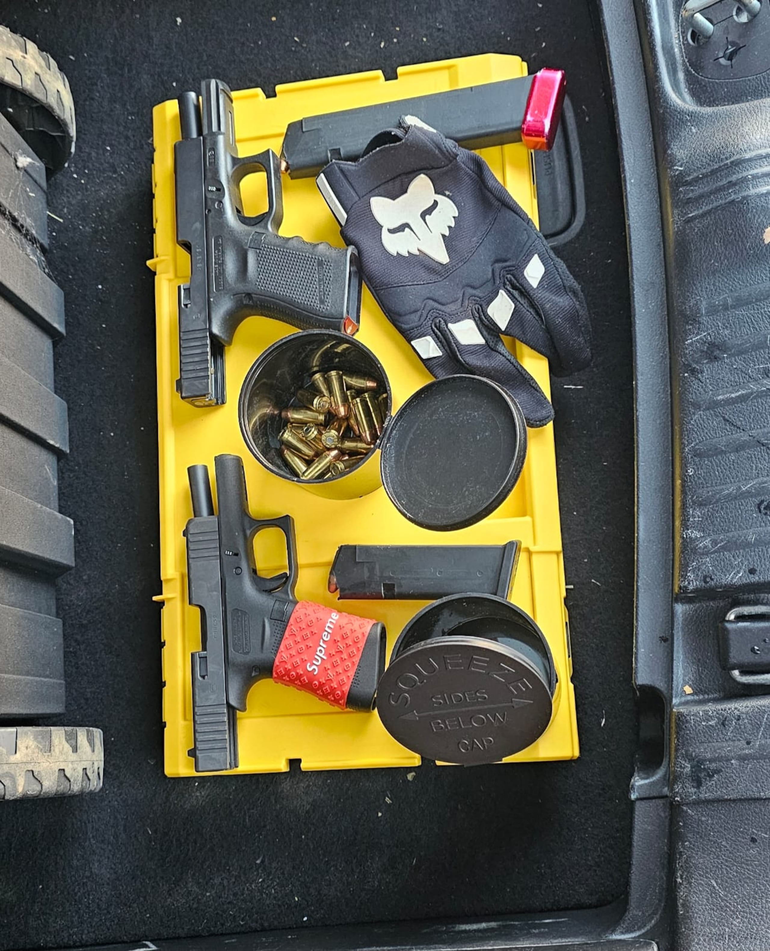 Policías municipales intervinieron con tres hombres, en el Arecibo Shopping Center, por violar la Ley de Tránsito a quienes les ocuparon dos armas de fuego, cargadores y balas.