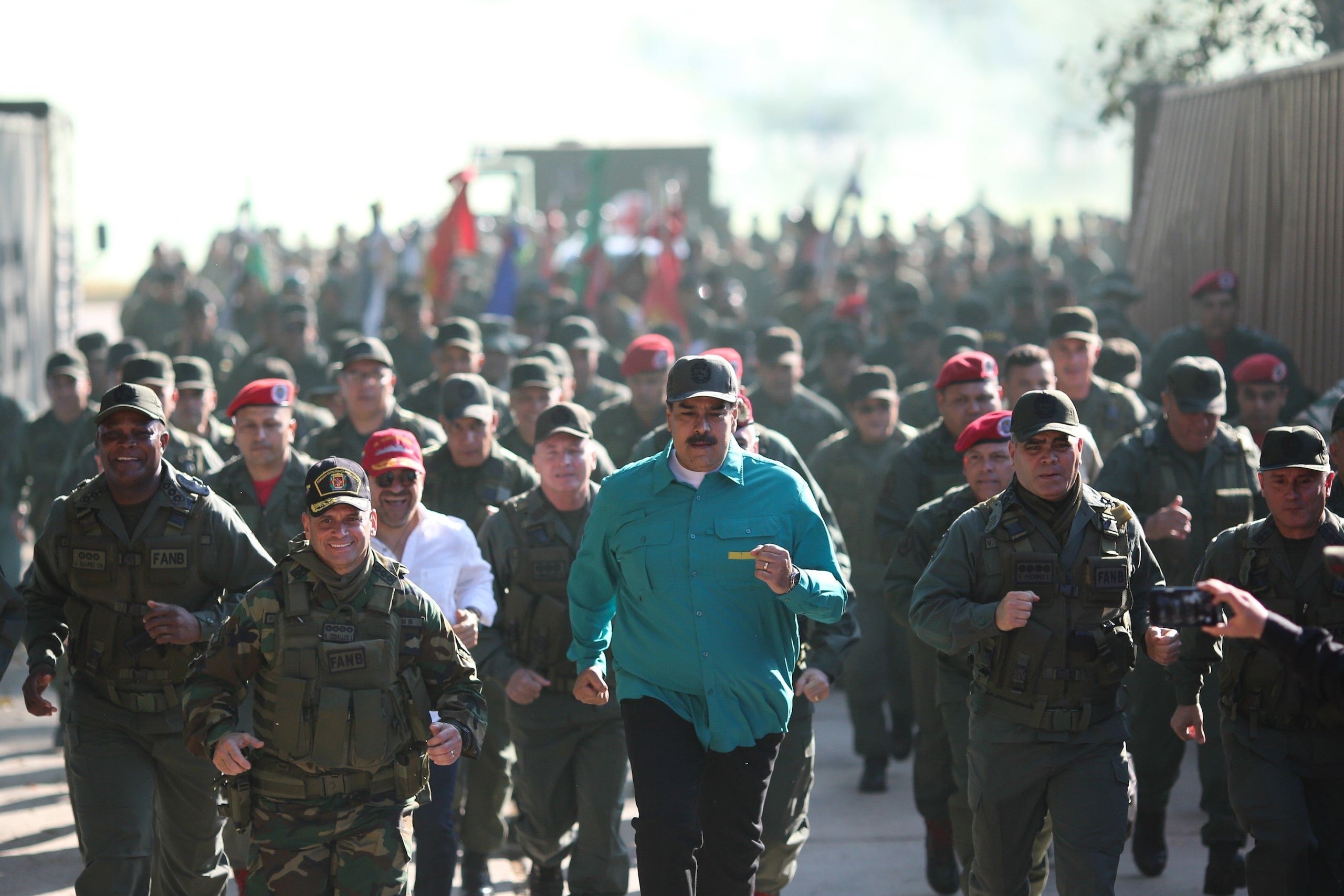 El presidente de Venezuela, Nicolás Maduro (c), junto al ministro de la Defensa, Vladimir Padrino (d), durante ejercicios militares en el fuerte Paramacay. (EFE)