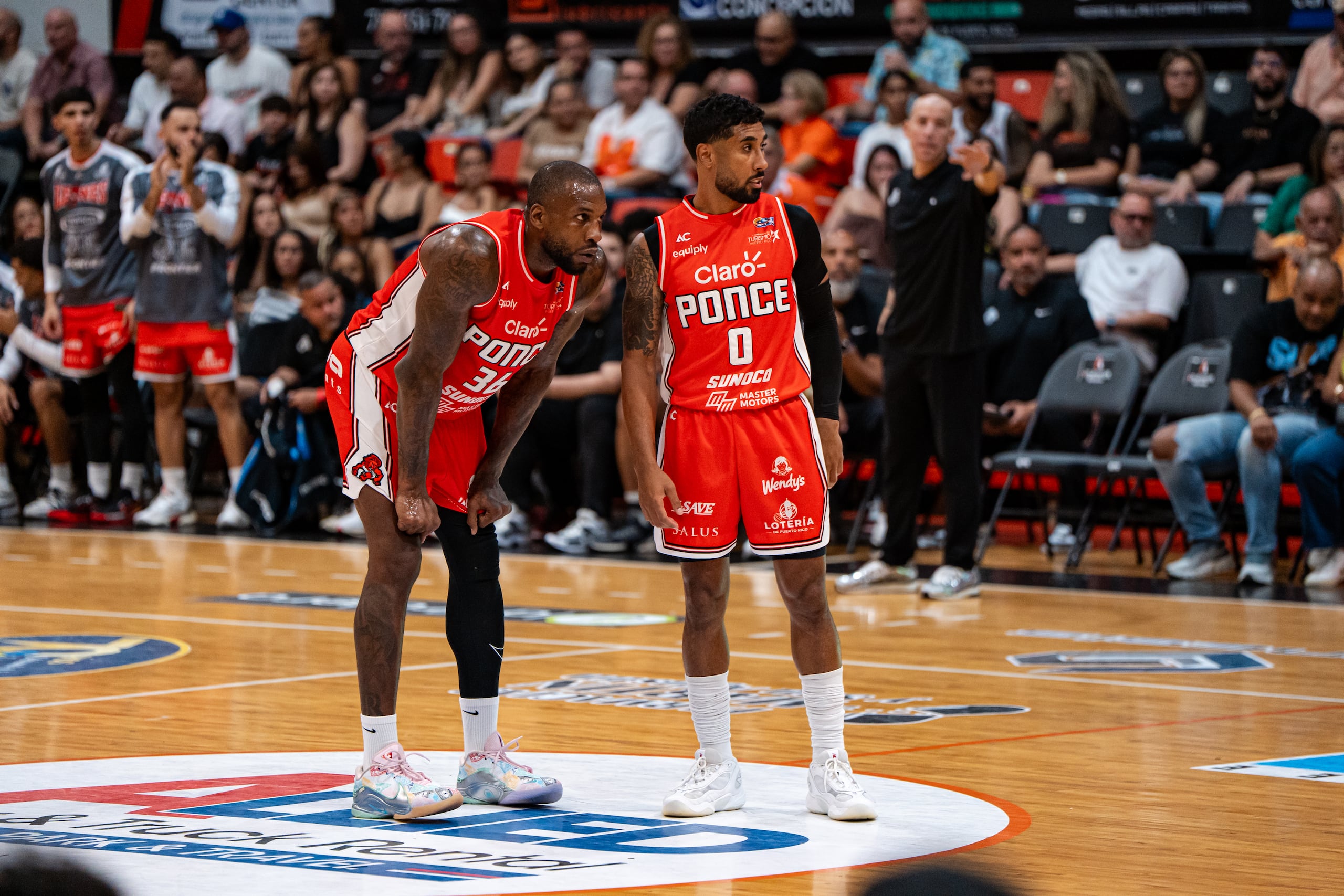 Jezreel De Jesús y Thomas Robinson en el quinto juego de la semifinal de la Conferencia B del BSN entre Ponce y San Germán.