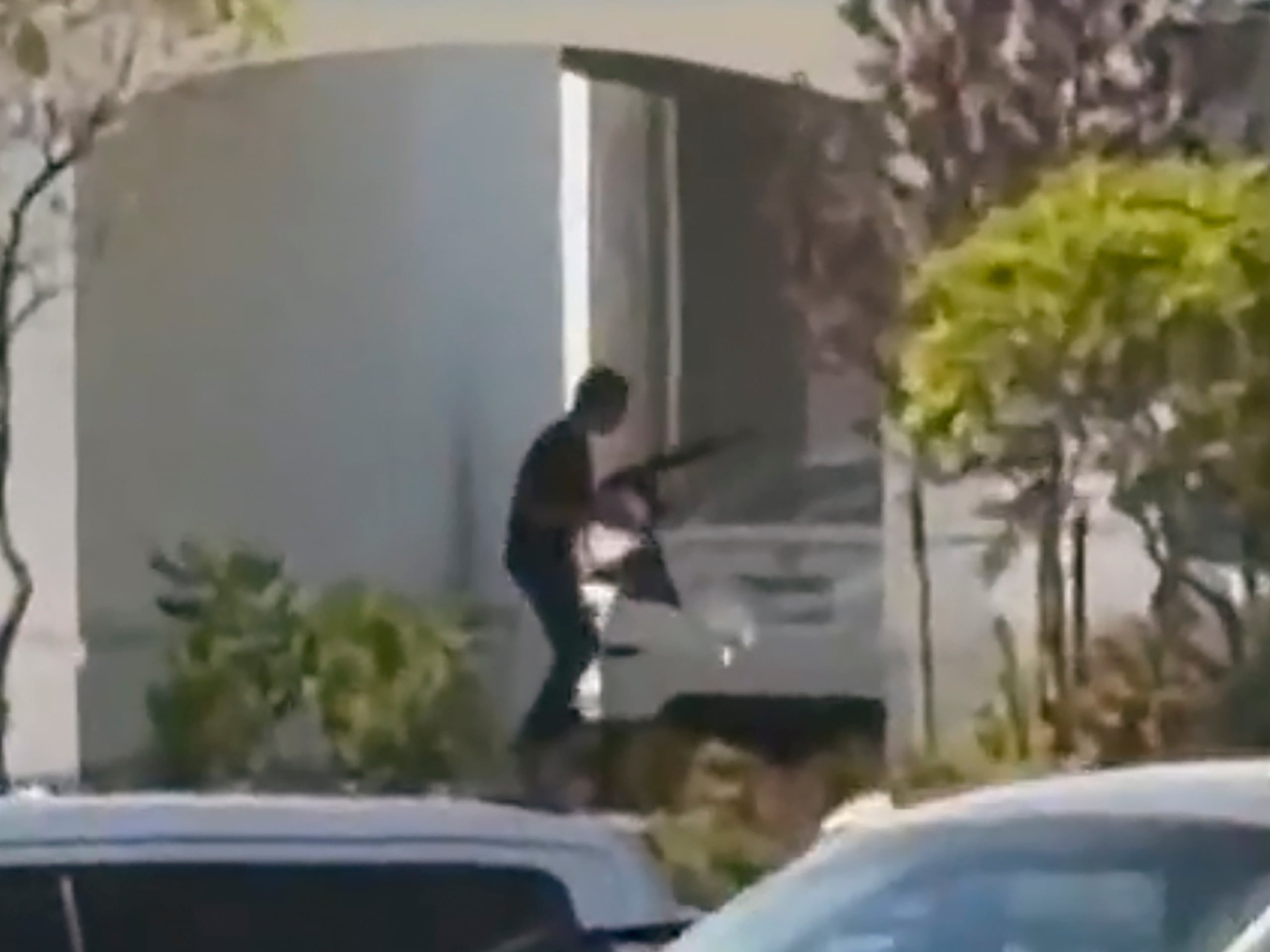 Esta imagen fija, tomada de un video grabado por un testigo, muestra el lugar de un tiroteo que comenzó en un restaurante In-N-Out Burger el sábado, 1 de agosto en Twin Falls, Idaho. (Kevin Bell Jr. vía AP)
