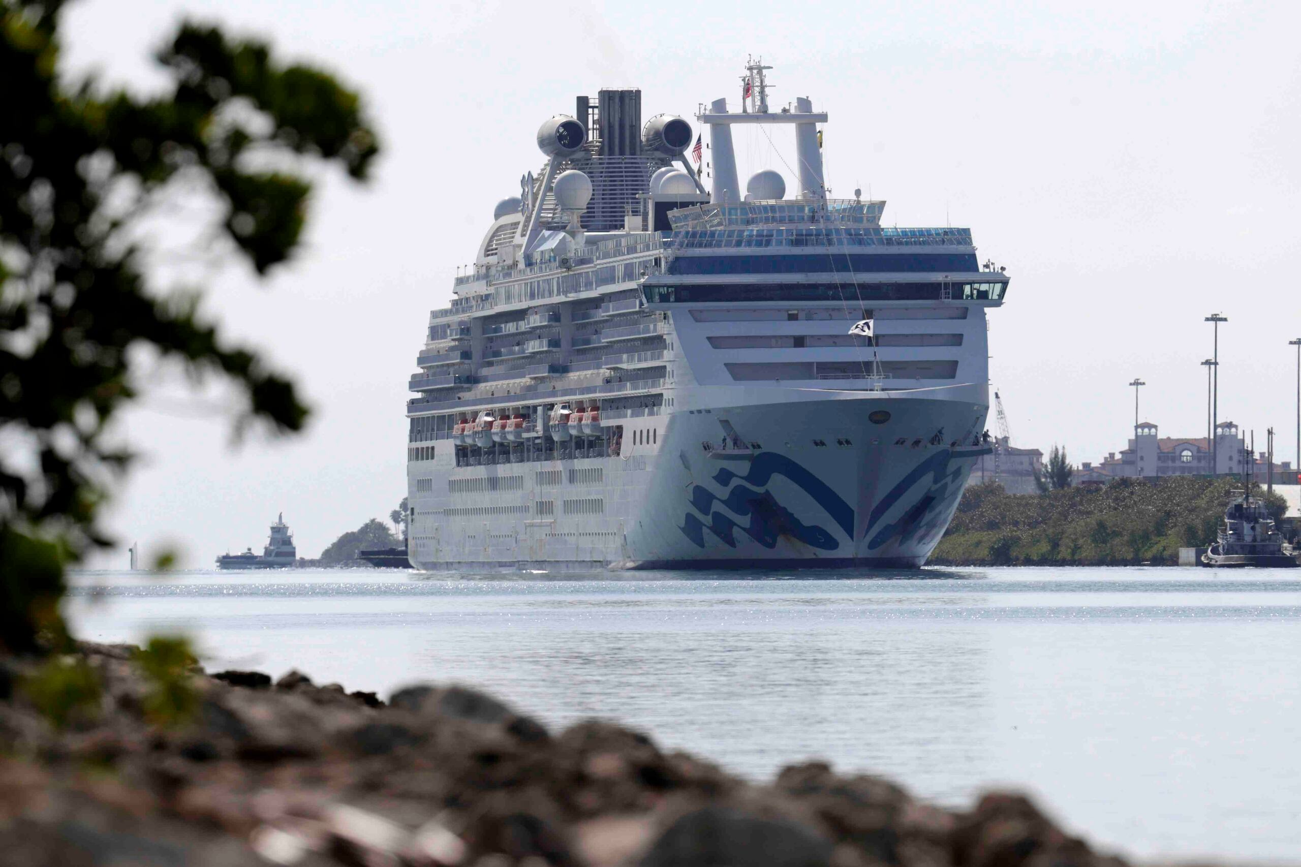 De acuerdo con la línea de cruceros, el desembarque de pasajeros del Coral Princess podría tardar varios días por la poca disponibilidad de vuelos que pueden tomar. (AP)