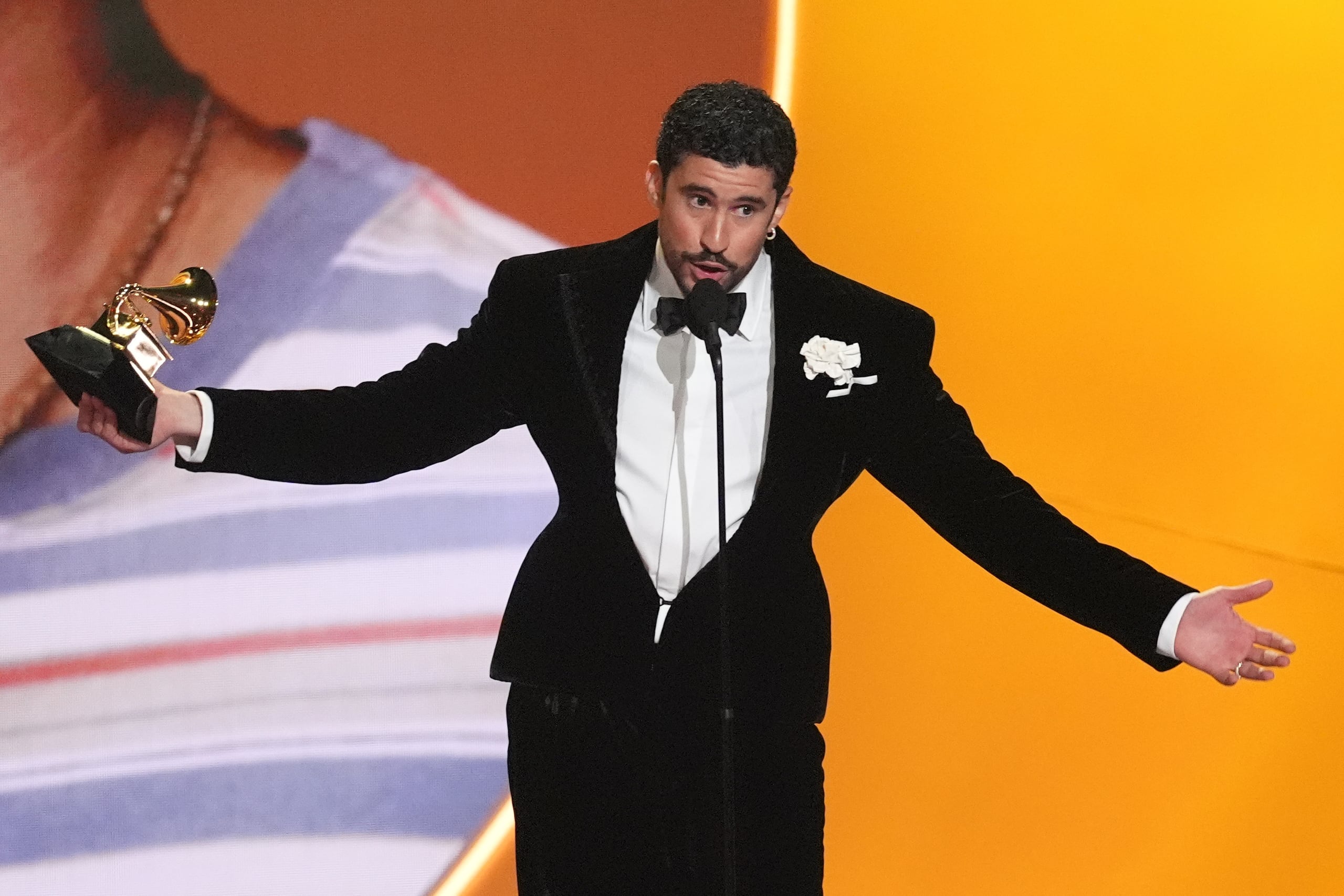 Bad Bunny acepta el premio al álbum del año por "Debí Tirar Más Fotos" durante la 68ª edición anual de los Premios Grammy el domingo 1 de febrero de 2026, en Los Ángeles.