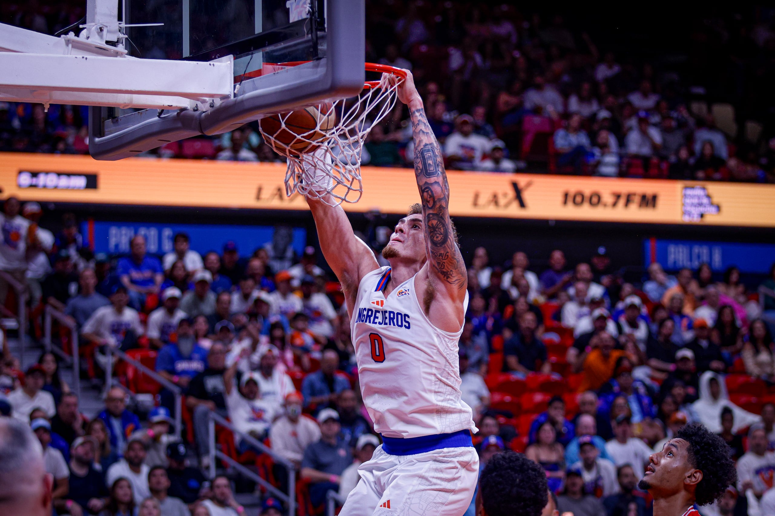 Isaiah Piñeiro, de los Cangrejeros de Santurce, donqueando durante un juego contra los Gigantes de Carolina-Canóvanas.
