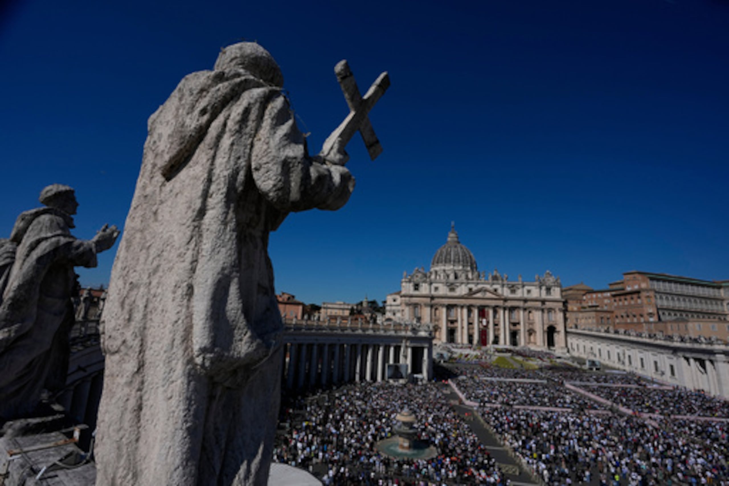 La FSSPX no tiene un recuento exacto, pero estima que alrededor de 400,000-600,000 personas asisten a sus misas, lo que significa que el decreto del jueves podría potencialmente implicar las excomuniones de miles de fieles de base de la FSSPX.