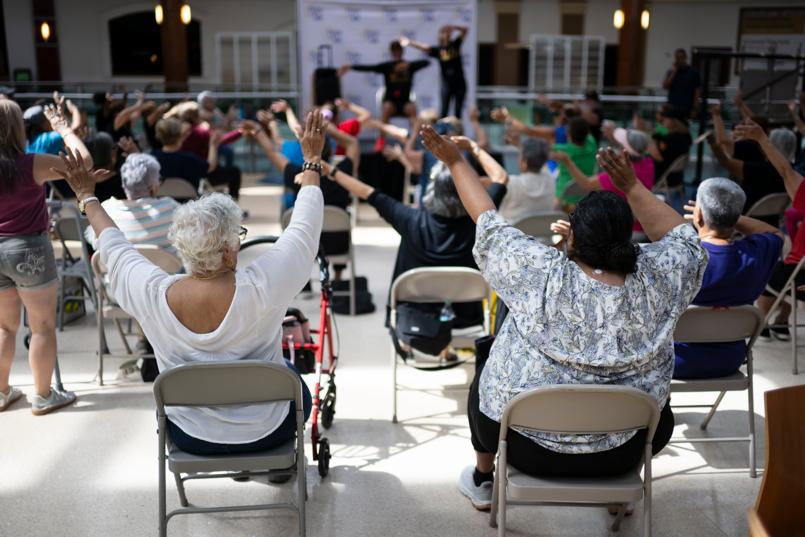 El movimiento corporal nos ayuda a reducir el estrés, tener mejor calidad de sueño, elevar nuestra autoestima y tener mayor capacidad neurocognitiva.