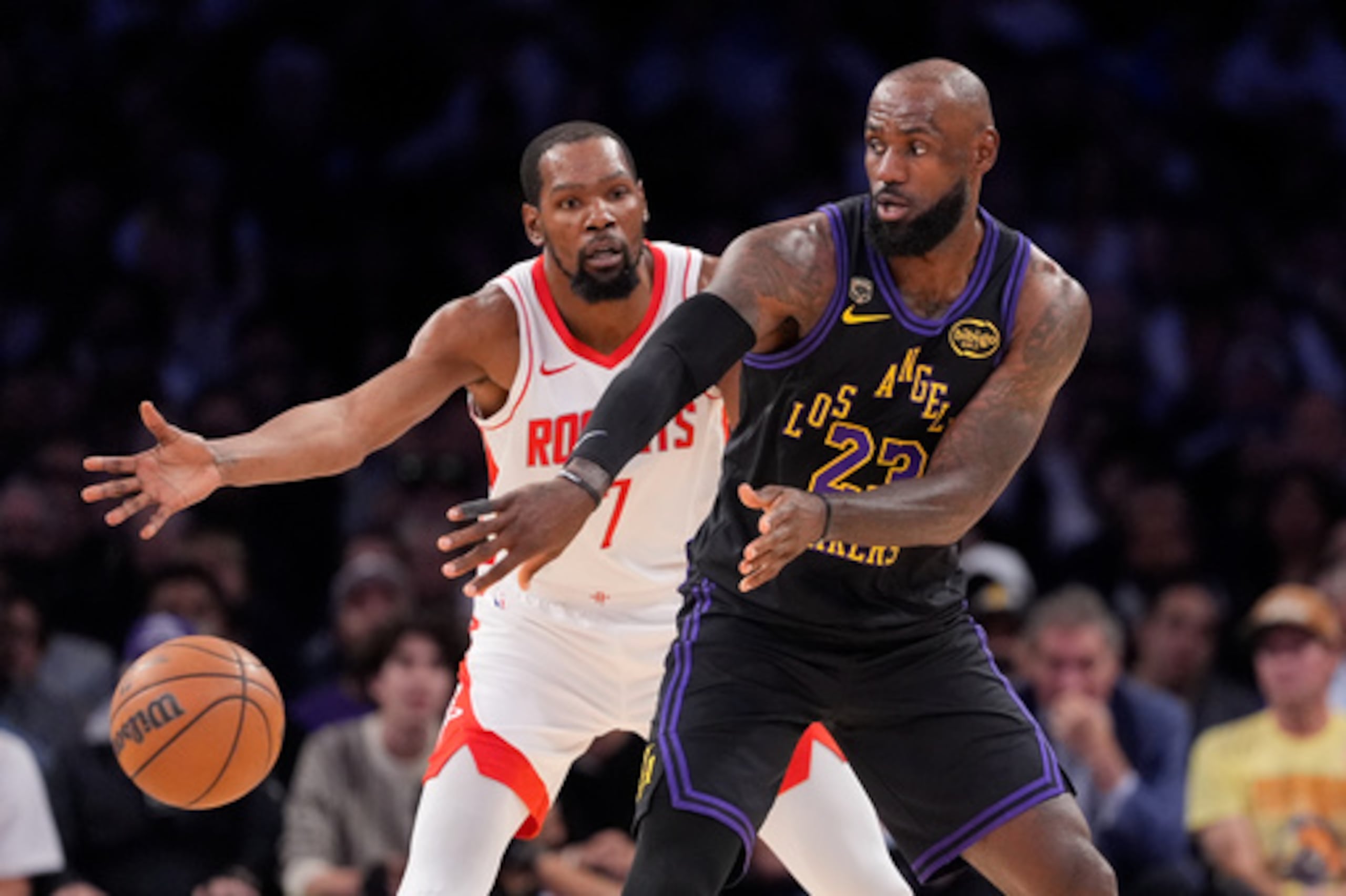 El alero de los Lakers de Los Ángeles LeBron James, a la derecha, pasa el balón bajo la presión del alero de los Rockets de Houston Kevin Durant durante la primera mitad del segundo partido de la primera ronda de los playoffs de baloncesto de la NBA el martes 21 de abril de 2026, en Los Ángeles. (AP Photo/Mark J. Terrill)