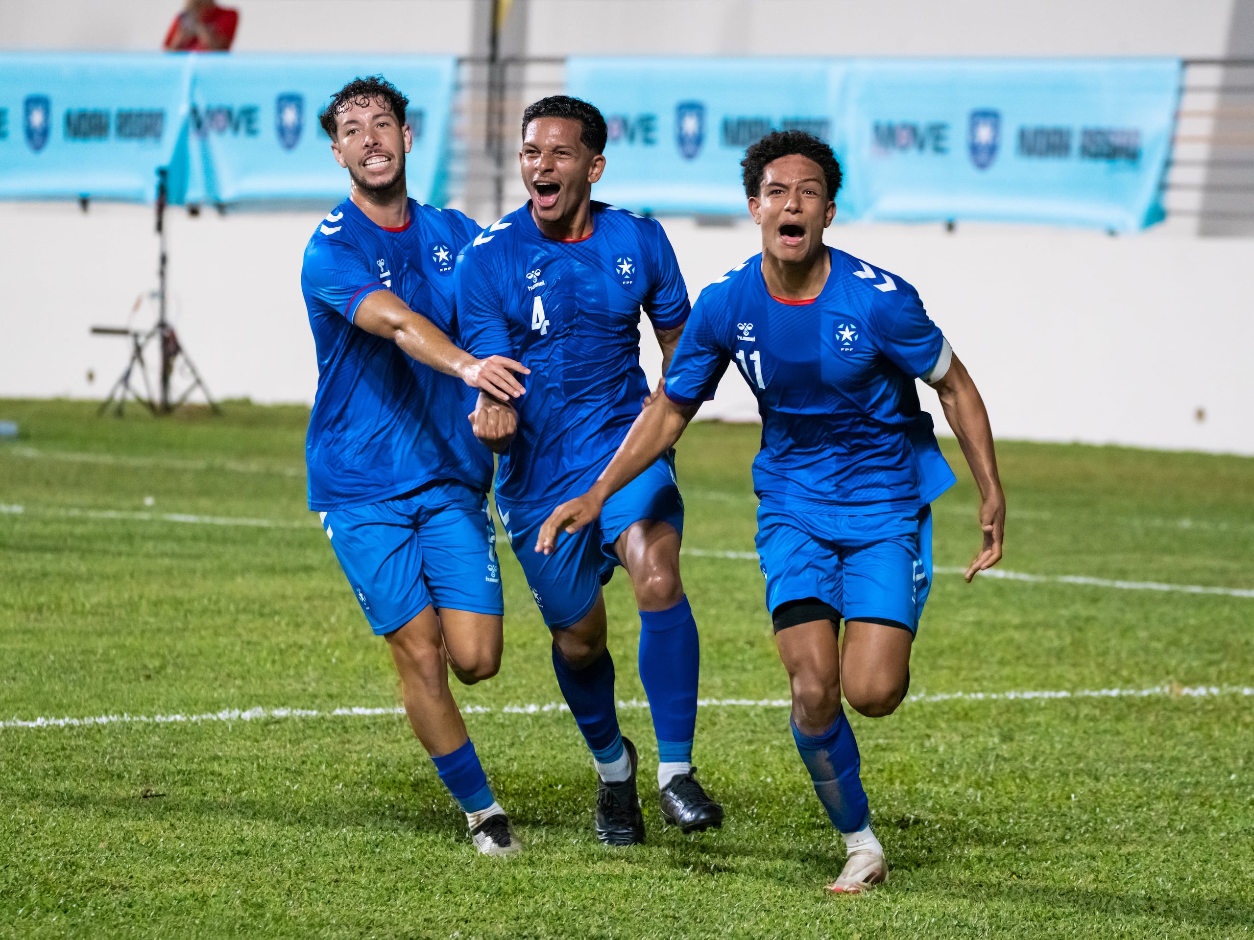 Los jugadores de la Selección Nacional de fútbol masculino celebran en el campo del Estadio Juan Ramón Loubriel, de Bayamón, durante un amistoso contra República Dominicana.