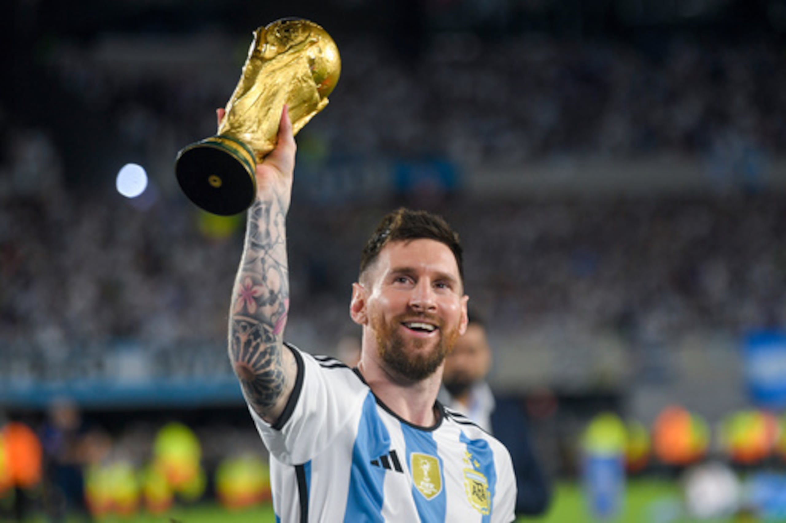 ARCHIVO - El argentino Lionel Messi levanta la réplica del equipo ganador del trofeo de la Copa Mundial de la FIFA durante una ceremonia de celebración para los aficionados locales después de un partido amistoso internacional de fútbol contra Panamá en el estadio Monumental en Buenos Aires, Argentina, 23 de marzo de 2023. (AP Photo/Gustavo Garello, archivo)