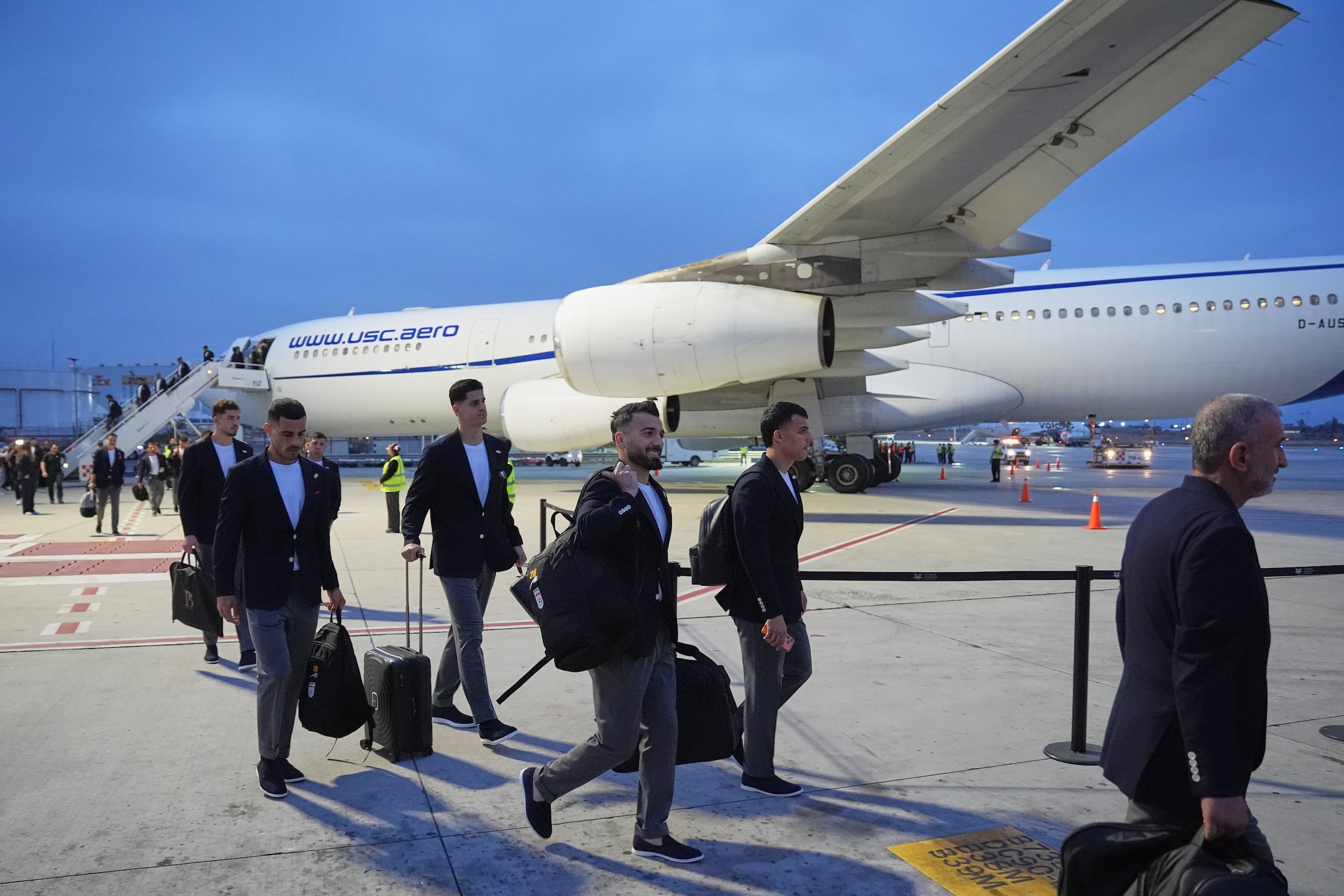 Jugadores de irán bajan del avión en Tijuana, México en donde tendrán su campamento durante la Copa Mundial.